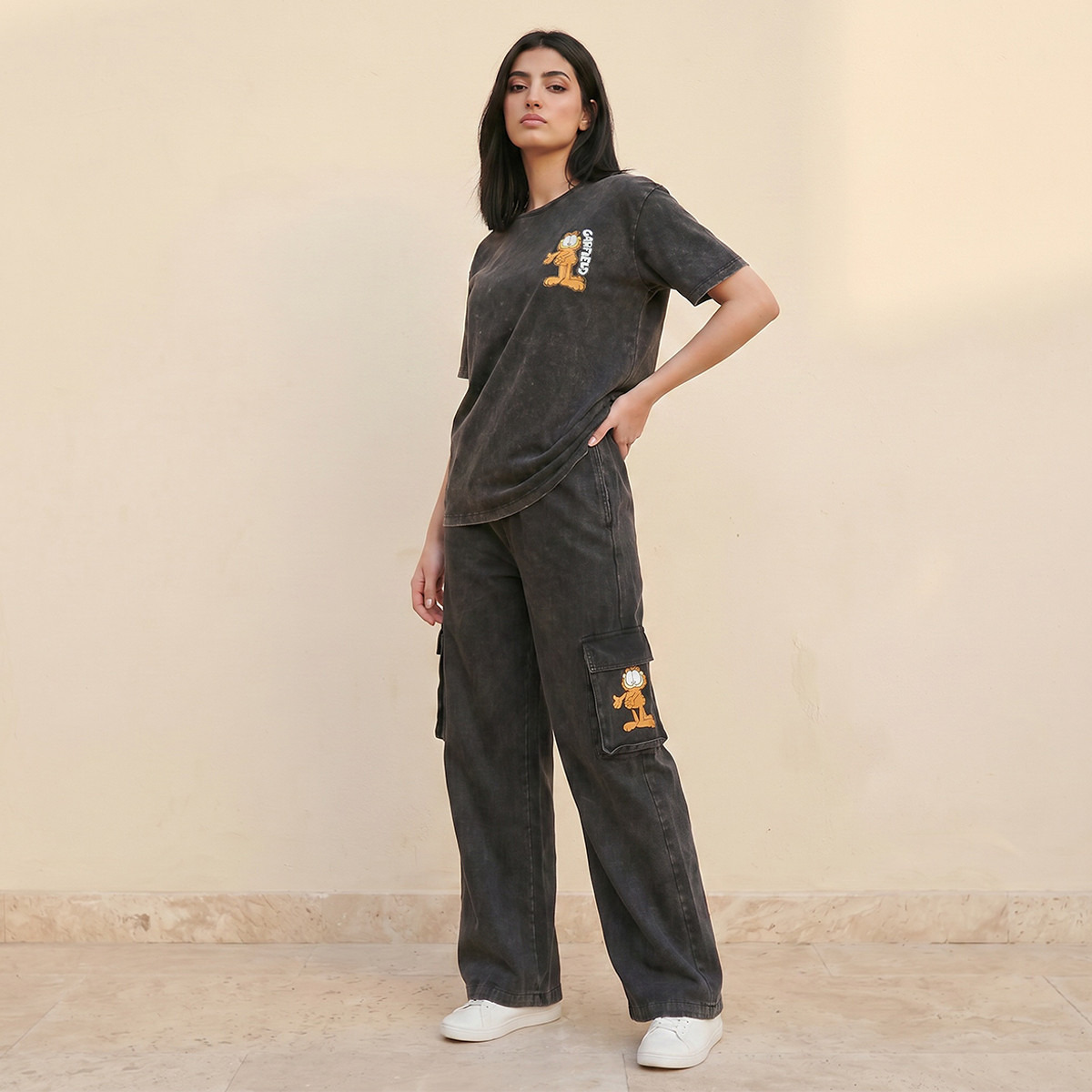 بنطلون كارجو قطن بقصة عادية ونمط مغسول بالحمض وتصميم جارفيلد-women-clothing-trousers-image-5