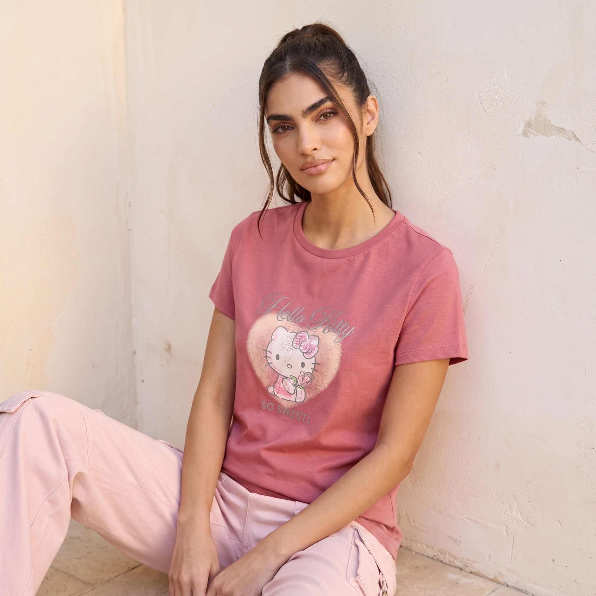 تيشيرت قطن بياقة ضيقة وطبعات هيلو كيتي-women-clothing-tshirts-image-2