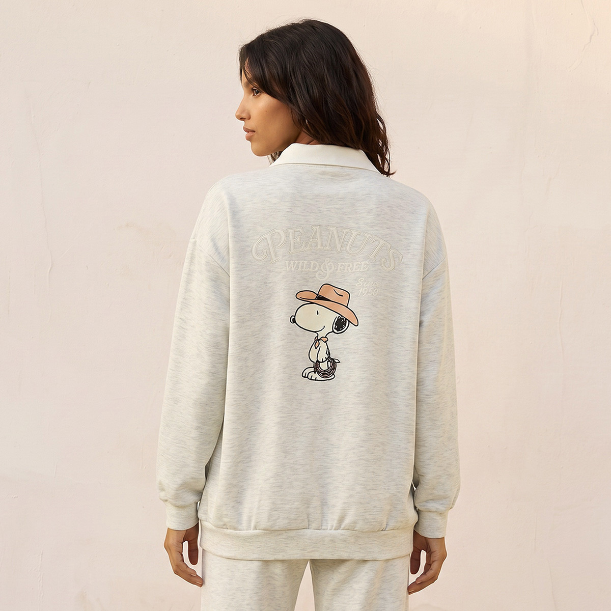 سويت شيرت بياقة عادية وطبعات سنوبي-women-clothing-hoodiesandsweatshirts-sweatshirts-image-3