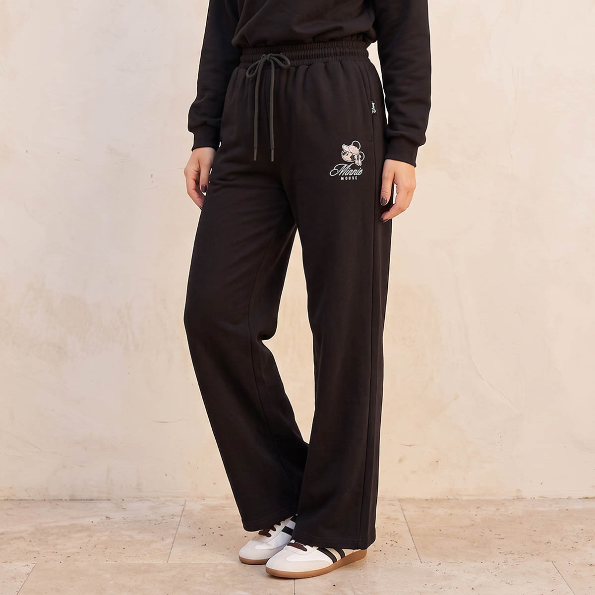 بنطلون رياضي كارجو بخصر متوسط الارتفاع وتطريز ميني ماوس-women-clothing-joggers-image-1