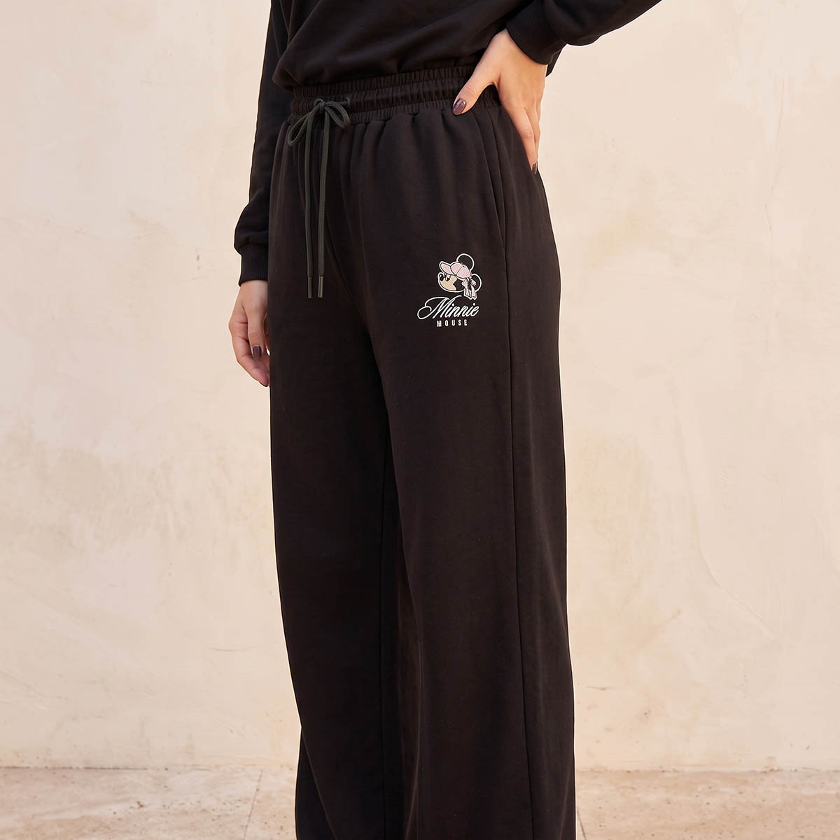 بنطلون رياضي كارجو بخصر متوسط الارتفاع وتطريز ميني ماوس-women-clothing-joggers-image-5