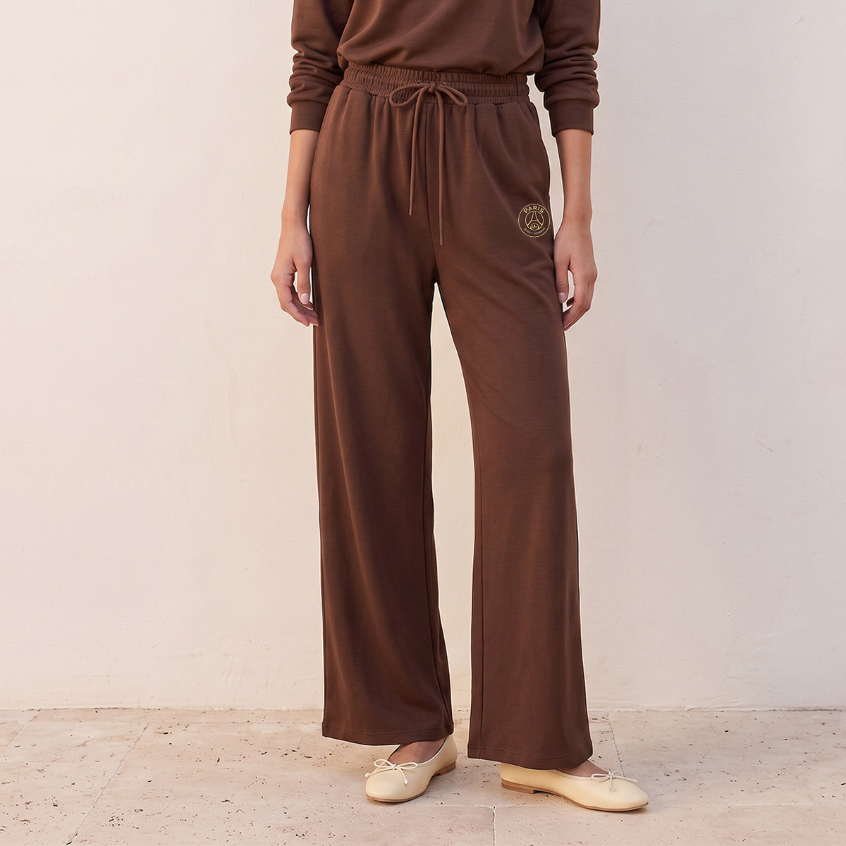 بنطلون رياضي بساق واسعة وطبعات باريس سان جيرمان-women-clothing-trousers-image-1