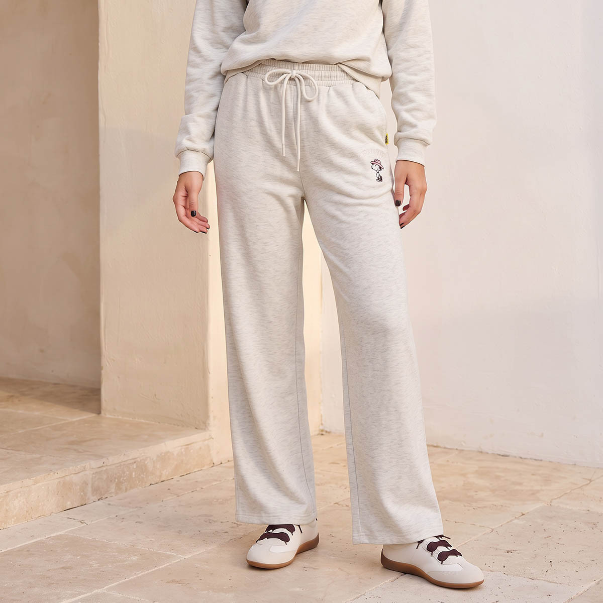 بنطلون رياضي كارجو بخصر متوسط الارتفاع وتطريز بينتس-women-clothing-joggers-image-1