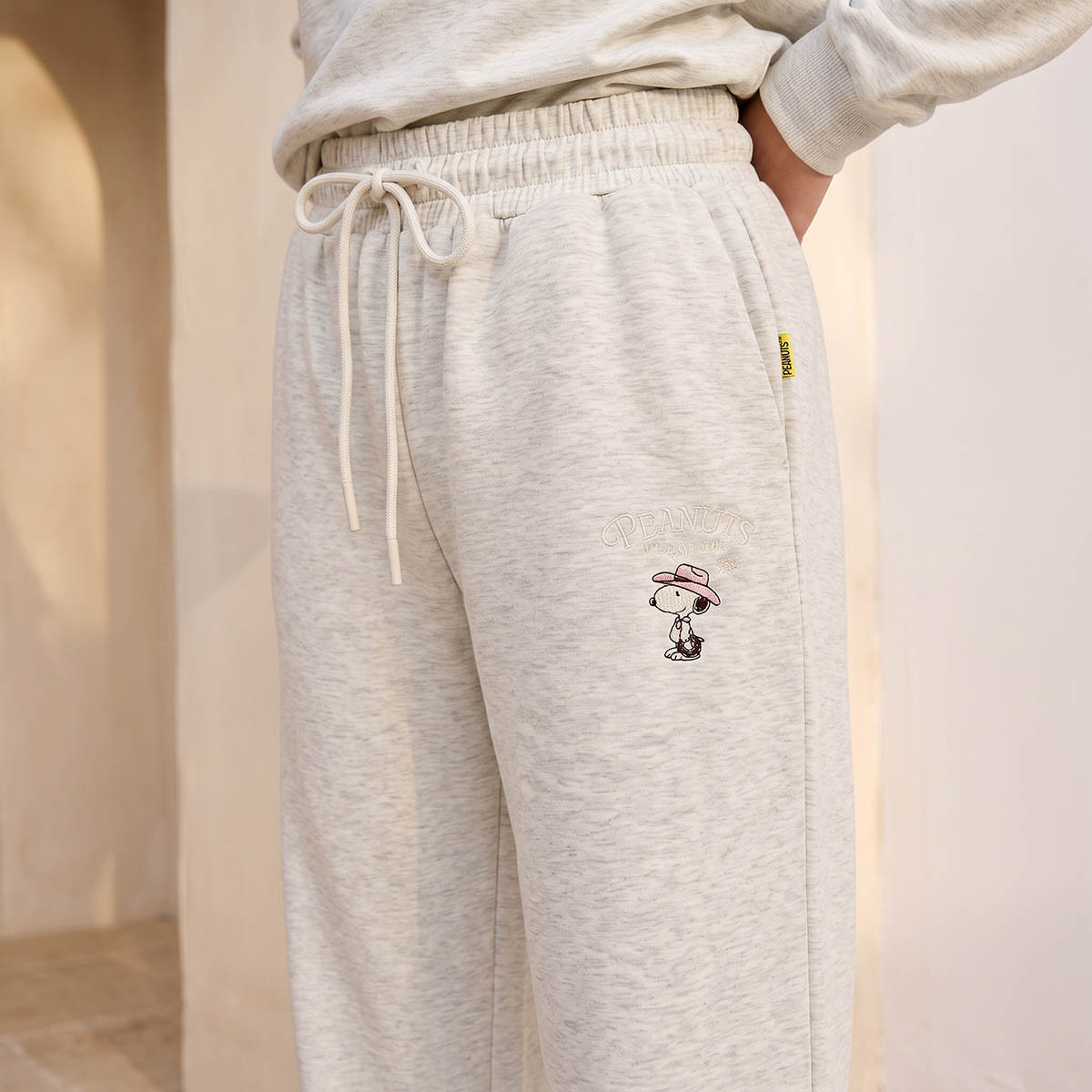بنطلون رياضي كارجو بخصر متوسط الارتفاع وتطريز بينتس-women-clothing-joggers-image-5
