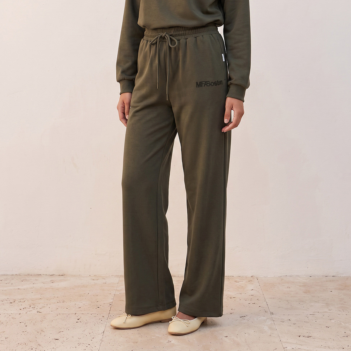 بنطلون رياضي كارجو بخصر متوسط الارتفاع وتطريز إم إف إيه بوسطن-women-clothing-joggers-image-1