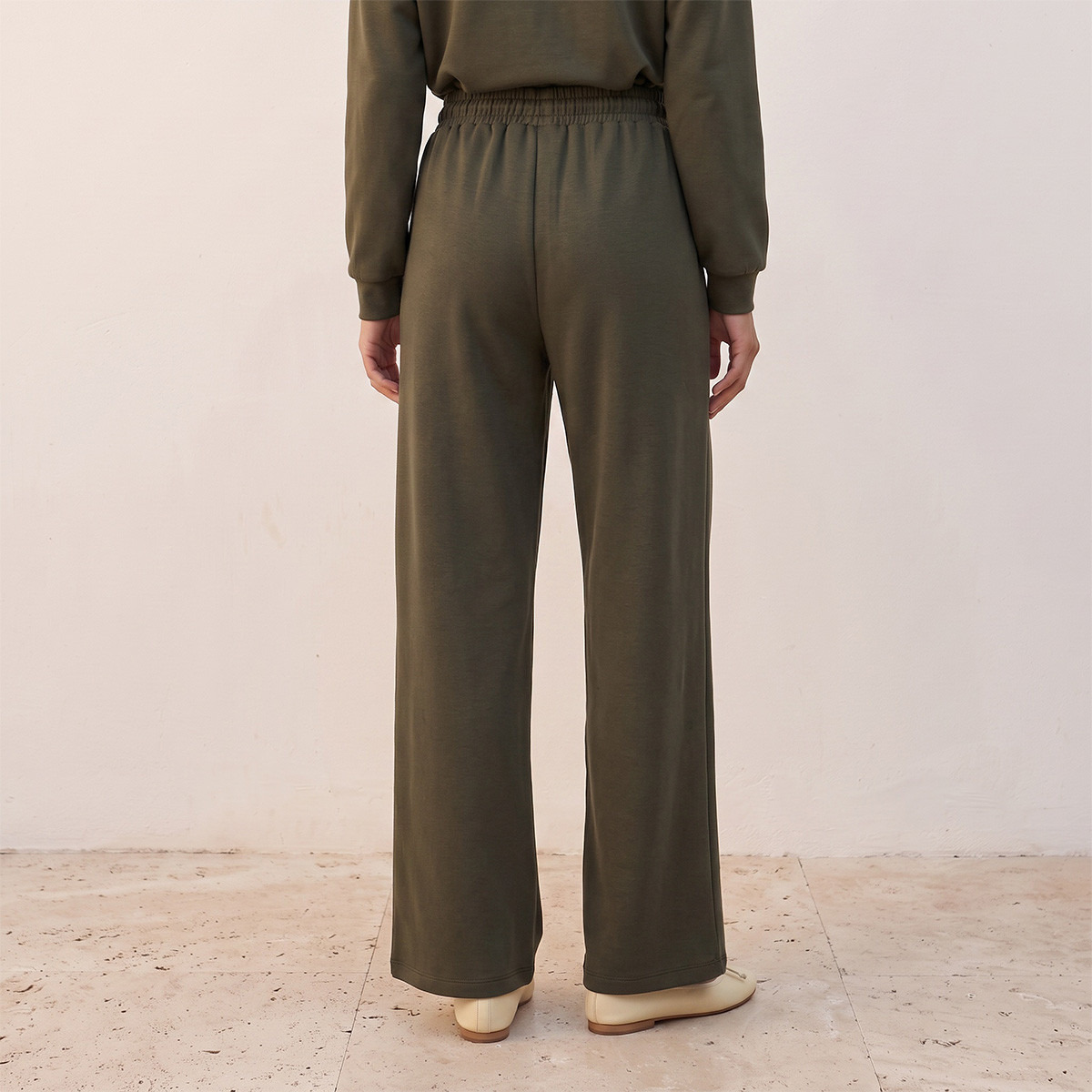 بنطلون رياضي كارجو بخصر متوسط الارتفاع وتطريز إم إف إيه بوسطن-women-clothing-joggers-image-4