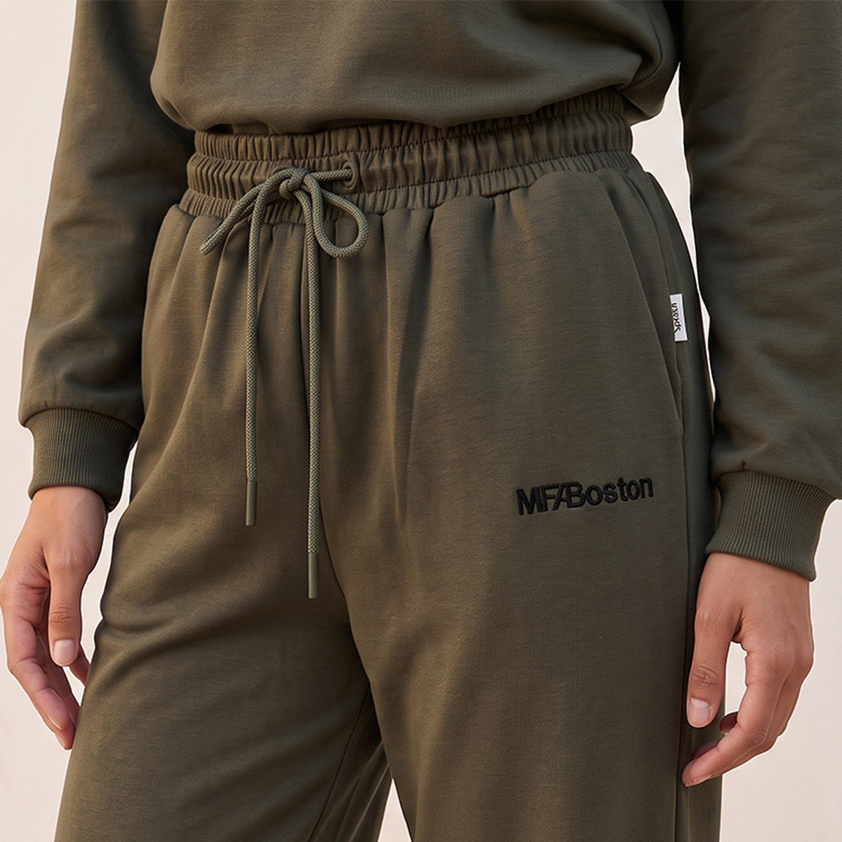 بنطلون رياضي كارجو بخصر متوسط الارتفاع وتطريز إم إف إيه بوسطن-women-clothing-joggers-image-6
