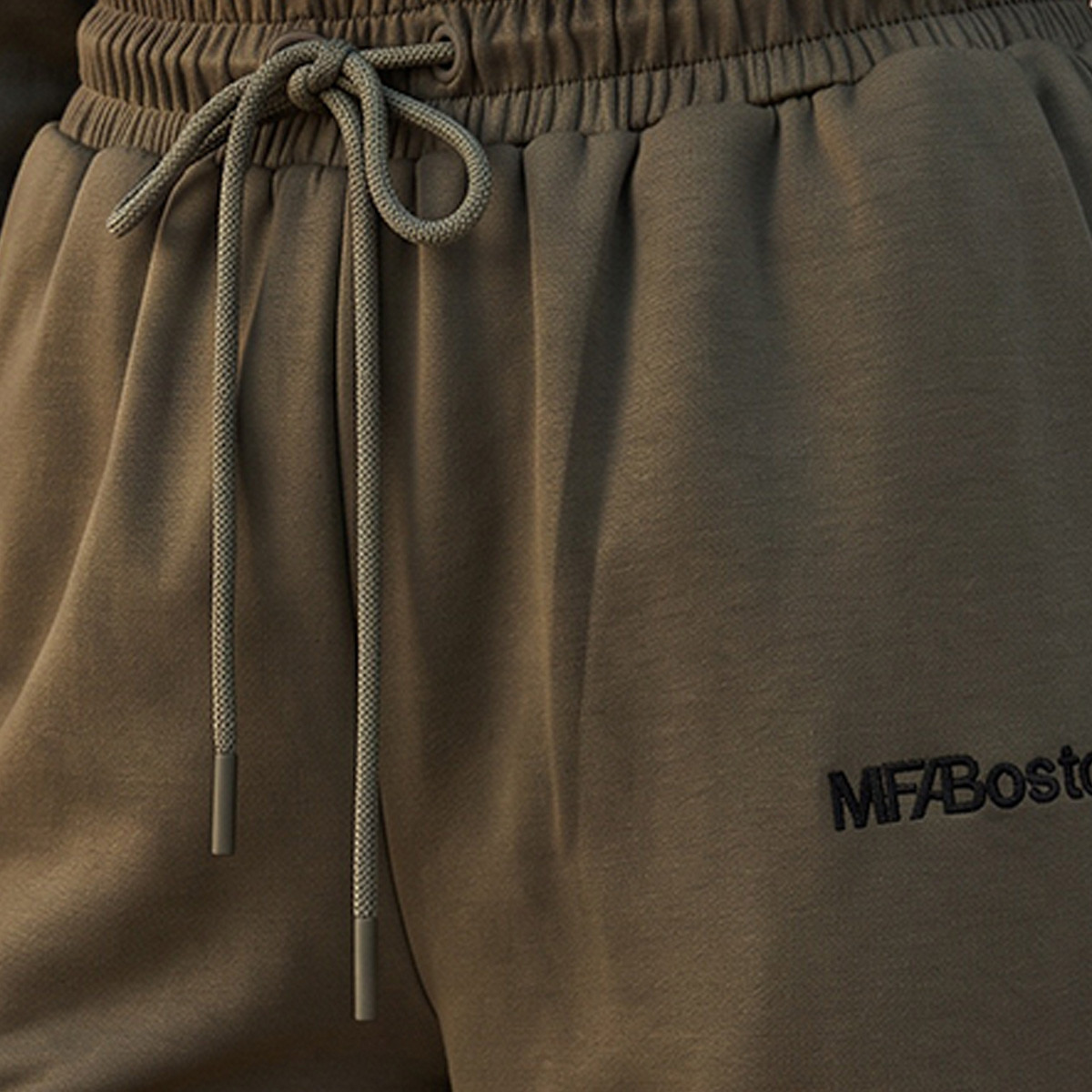بنطلون رياضي كارجو بخصر متوسط الارتفاع وتطريز إم إف إيه بوسطن-women-clothing-joggers-image-2