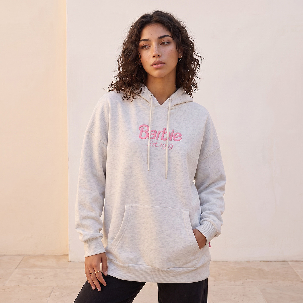 هودي بقصة مريحة من باربي-women-clothing-hoodiesandsweatshirts-hoodies-image-2