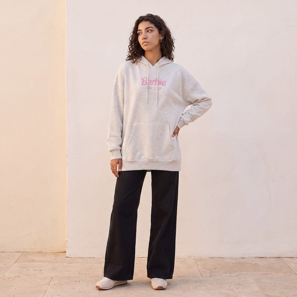هودي بقصة مريحة من باربي-women-clothing-hoodiesandsweatshirts-hoodies-image-3