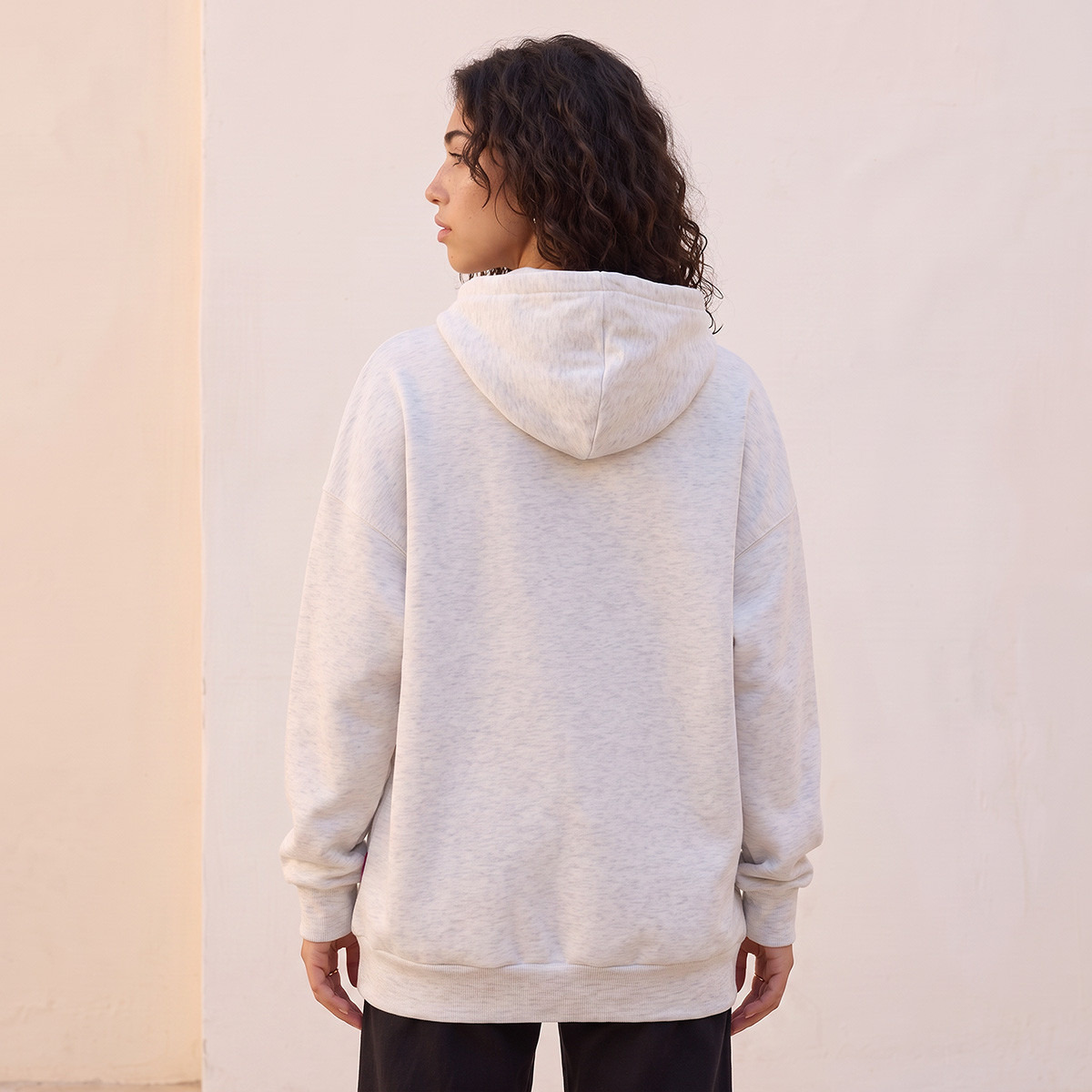 هودي بقصة مريحة من باربي-women-clothing-hoodiesandsweatshirts-hoodies-image-4