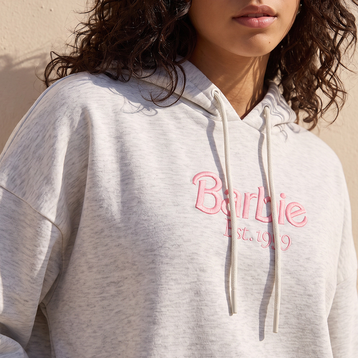 هودي بقصة مريحة من باربي-women-clothing-hoodiesandsweatshirts-hoodies-image-5