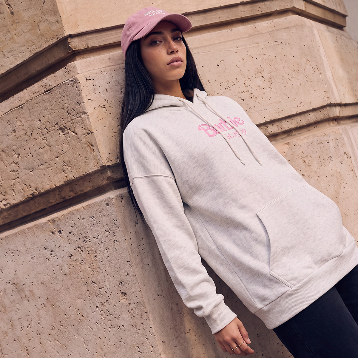 هودي بقصة مريحة من باربي-women-clothing-hoodiesandsweatshirts-hoodies-image-1