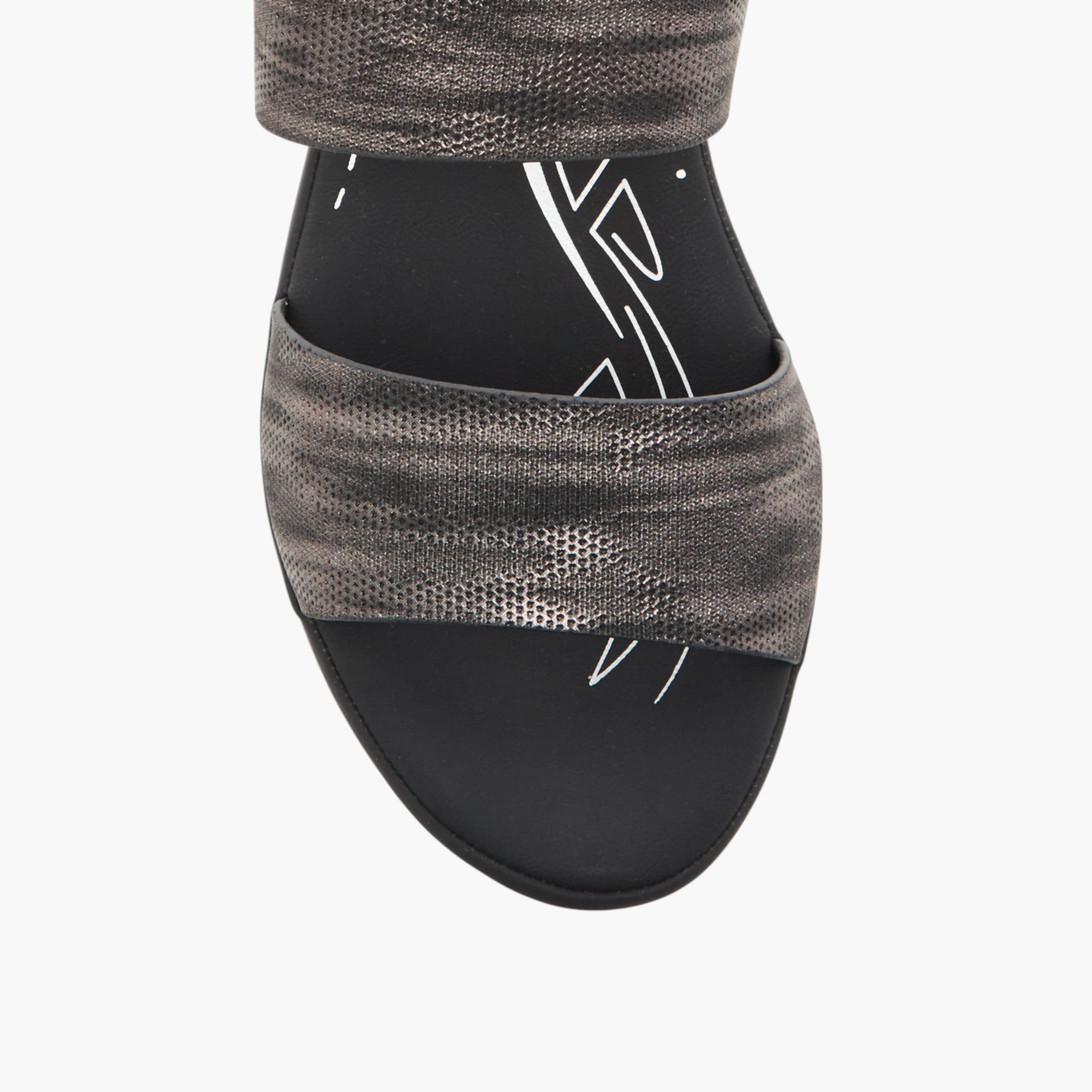 صندل مريح بارز الملمس بكعب سميك وإبزيم إغلاق من فلورا بيلا-women-shoes-sandals-heeled-image-4