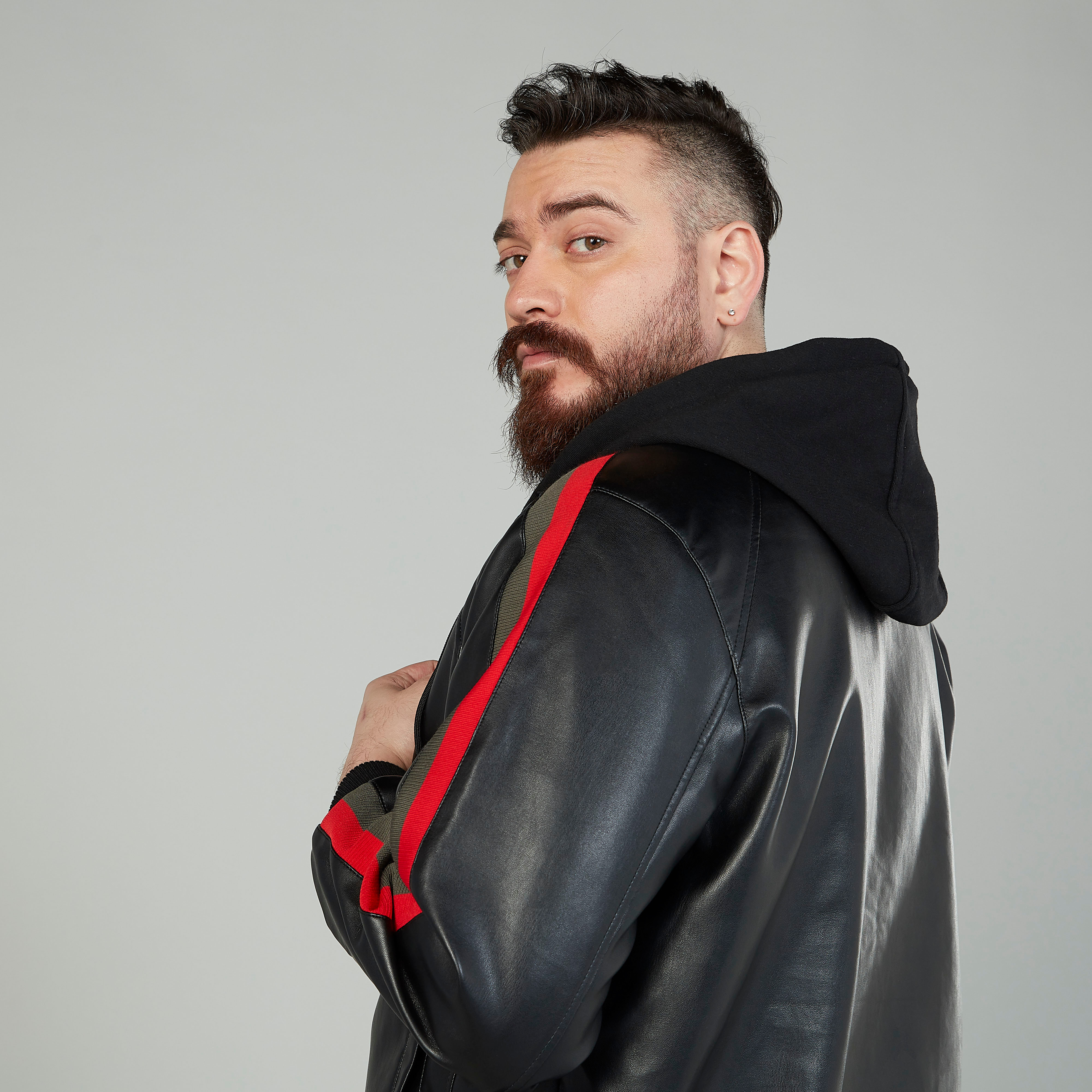 جاكيت جلد سادة بقبّعة وأكمام طويلة-men-clothing-jacketsandblazers-jackets-image-5