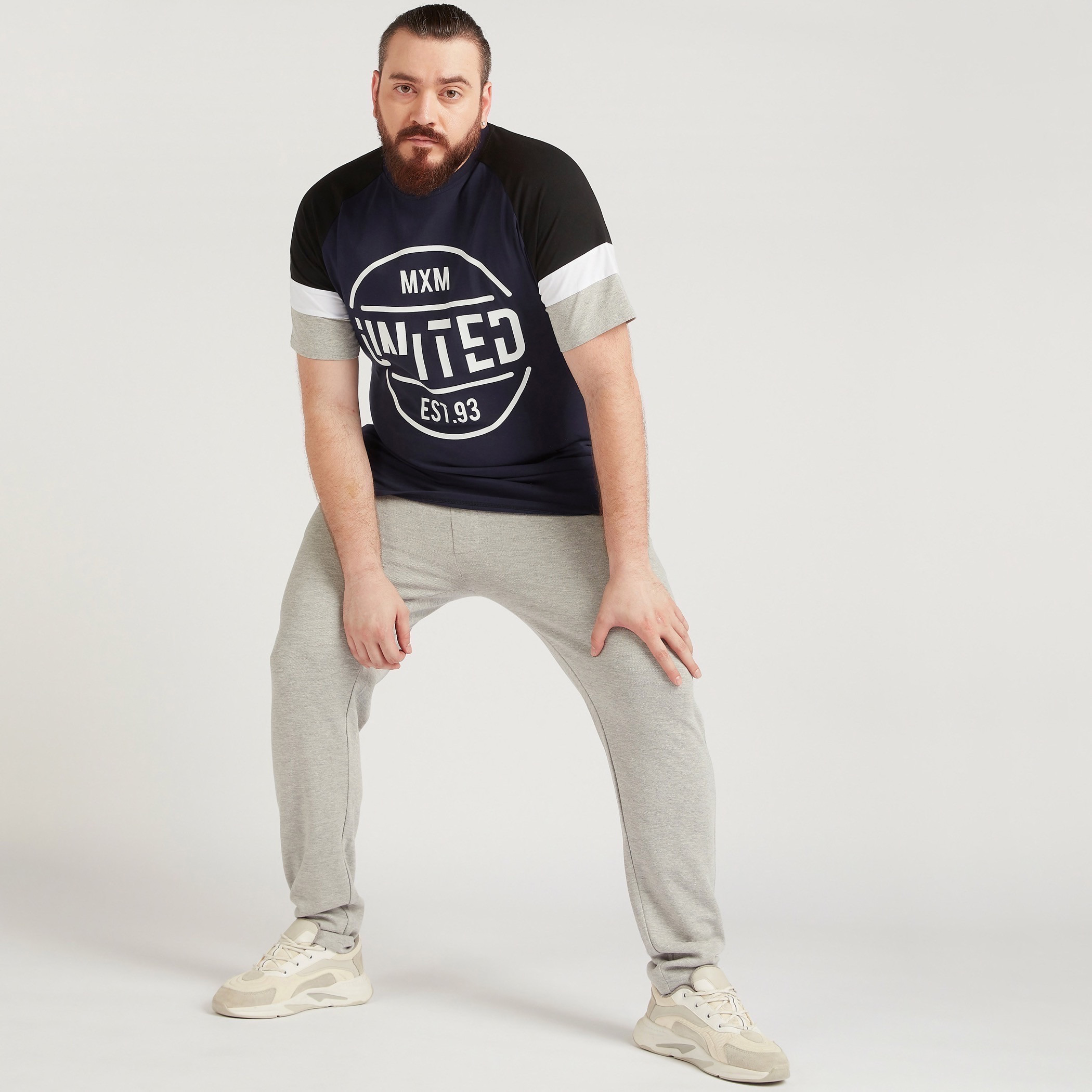تيشيرت بياقة ضيّقة وأكمام قصيرة وطبعات-men-clothing-tshirtsandpolos-tshirts-image-2