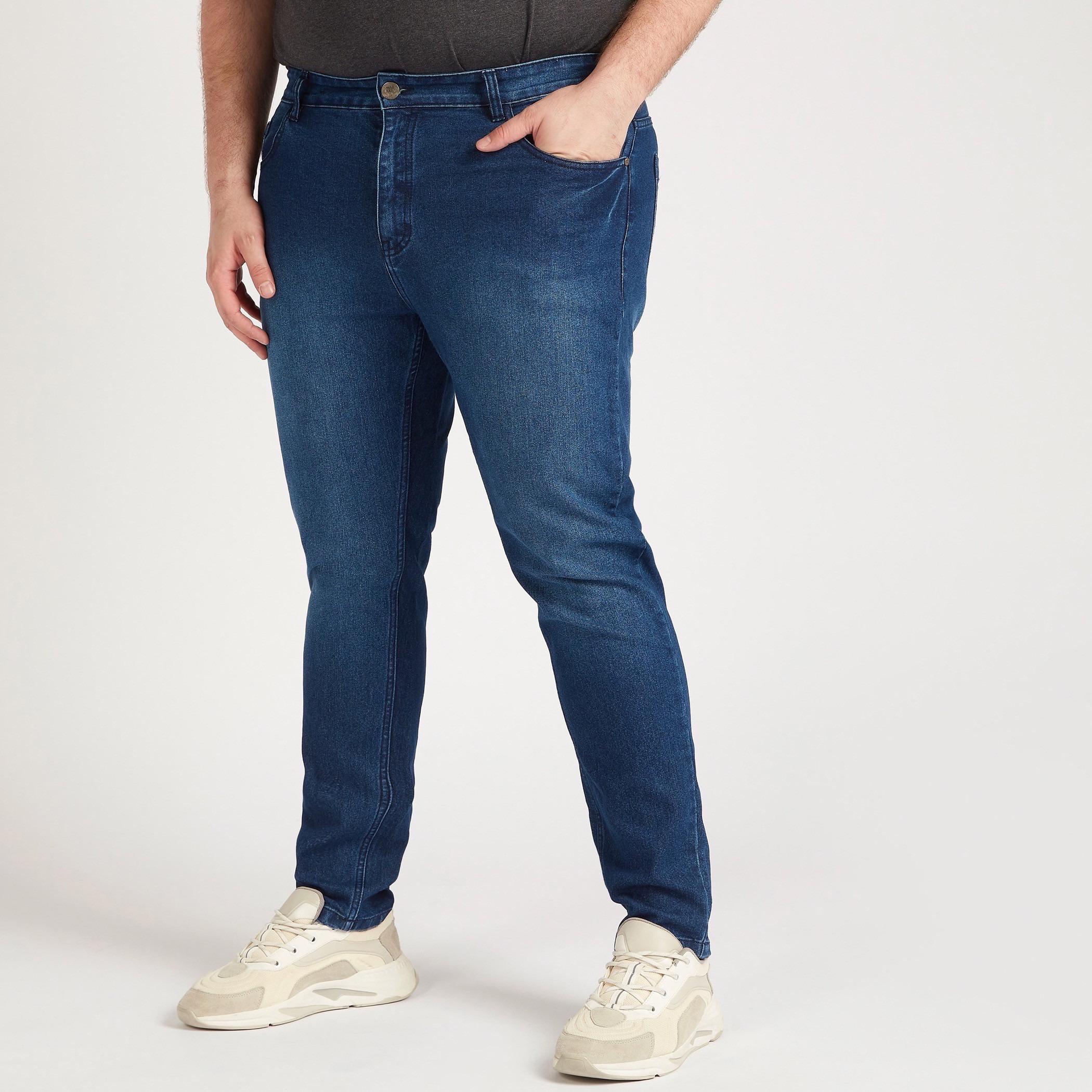 بنطلون جينز دنيم سادة بزر إغلاق وخصر متوسّط الارتفاع-men-clothing-bottoms-jeans-image-1