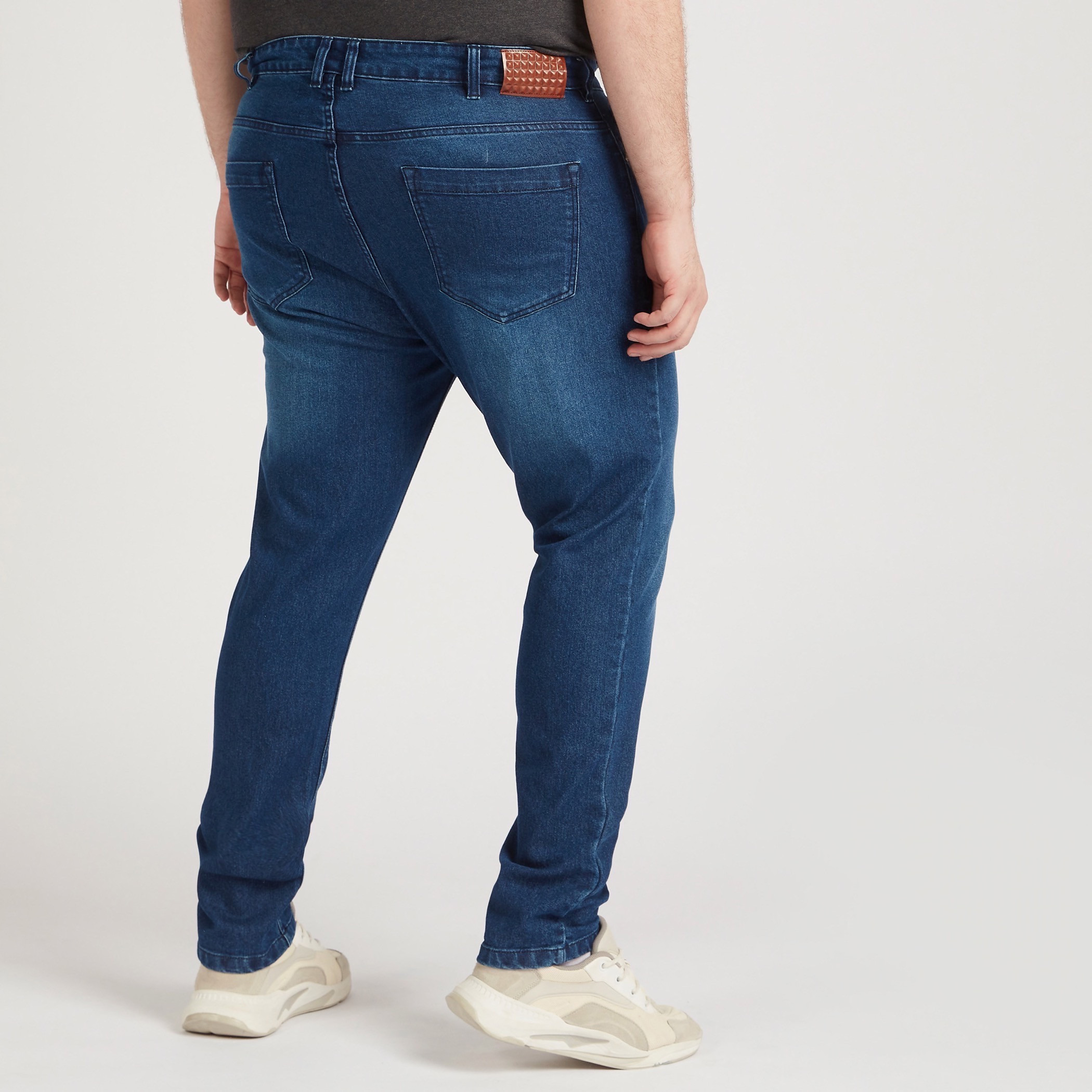 بنطلون جينز دنيم سادة بزر إغلاق وخصر متوسّط الارتفاع-men-clothing-bottoms-jeans-image-4