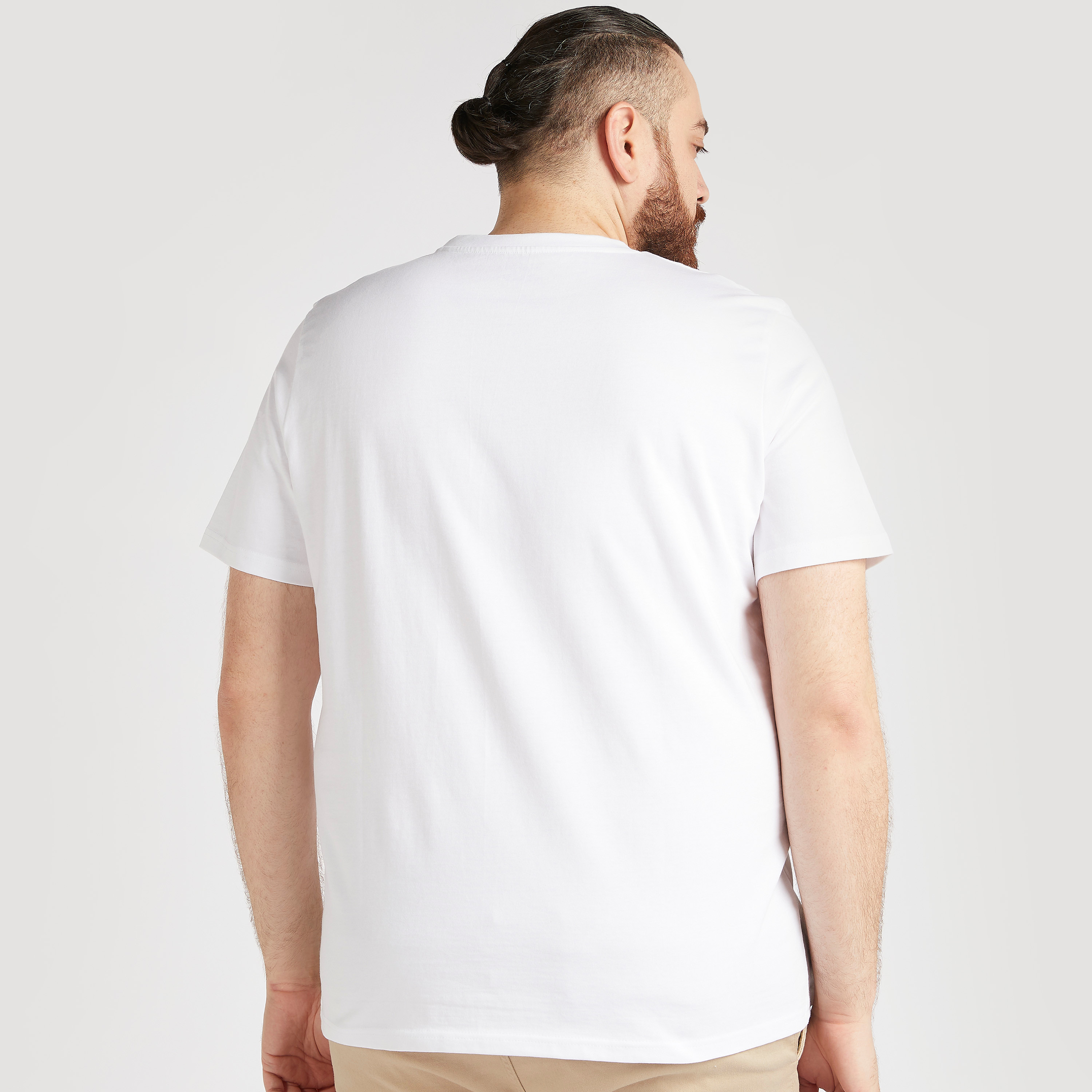 تيشيرت بياقة ضيّقة وأكمام قصيرة وطبعات جرافيك-men-clothing-tshirtsandpolos-tshirts-image-4