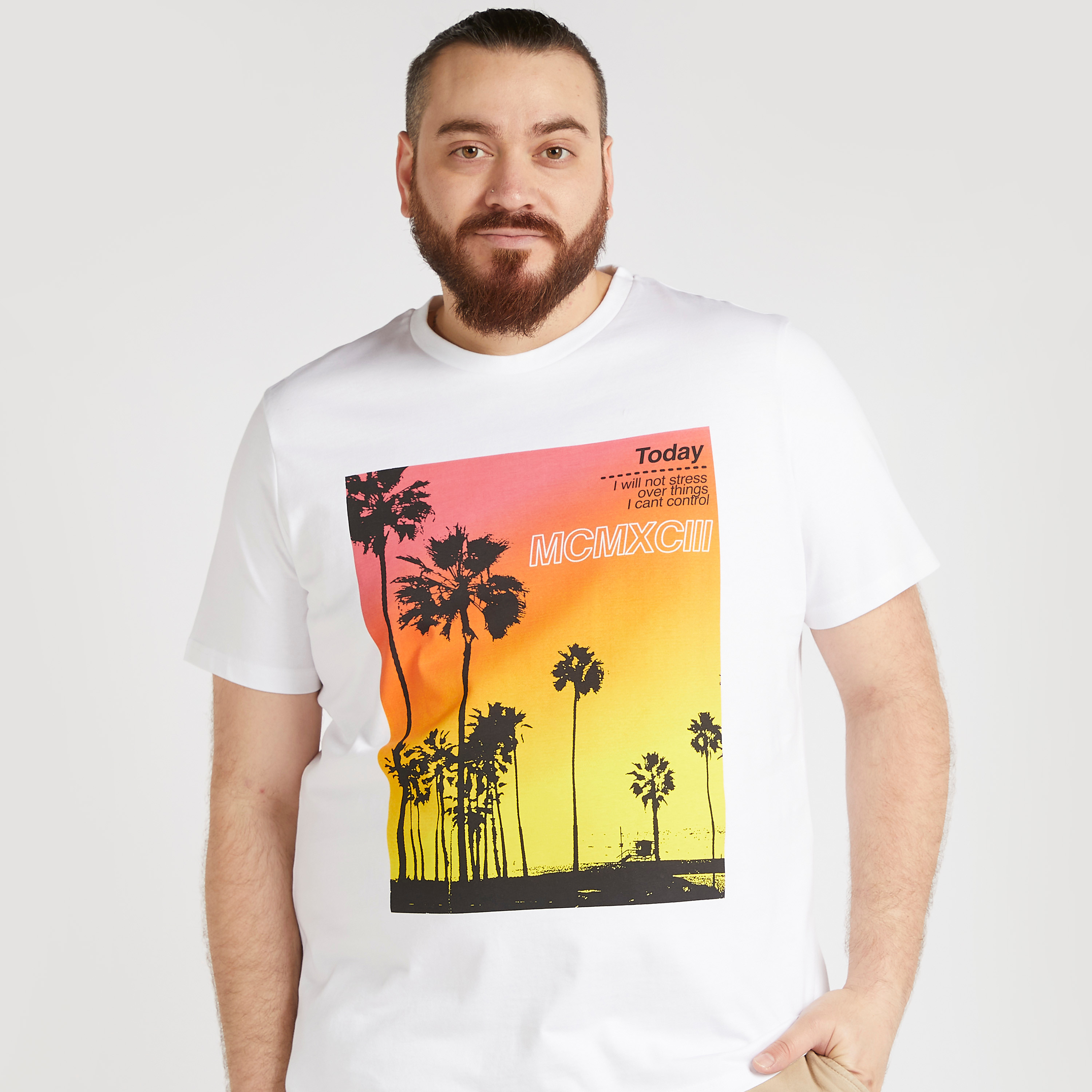 تيشيرت بياقة ضيّقة وأكمام قصيرة وطبعات جرافيك-men-clothing-tshirtsandpolos-tshirts-image-5