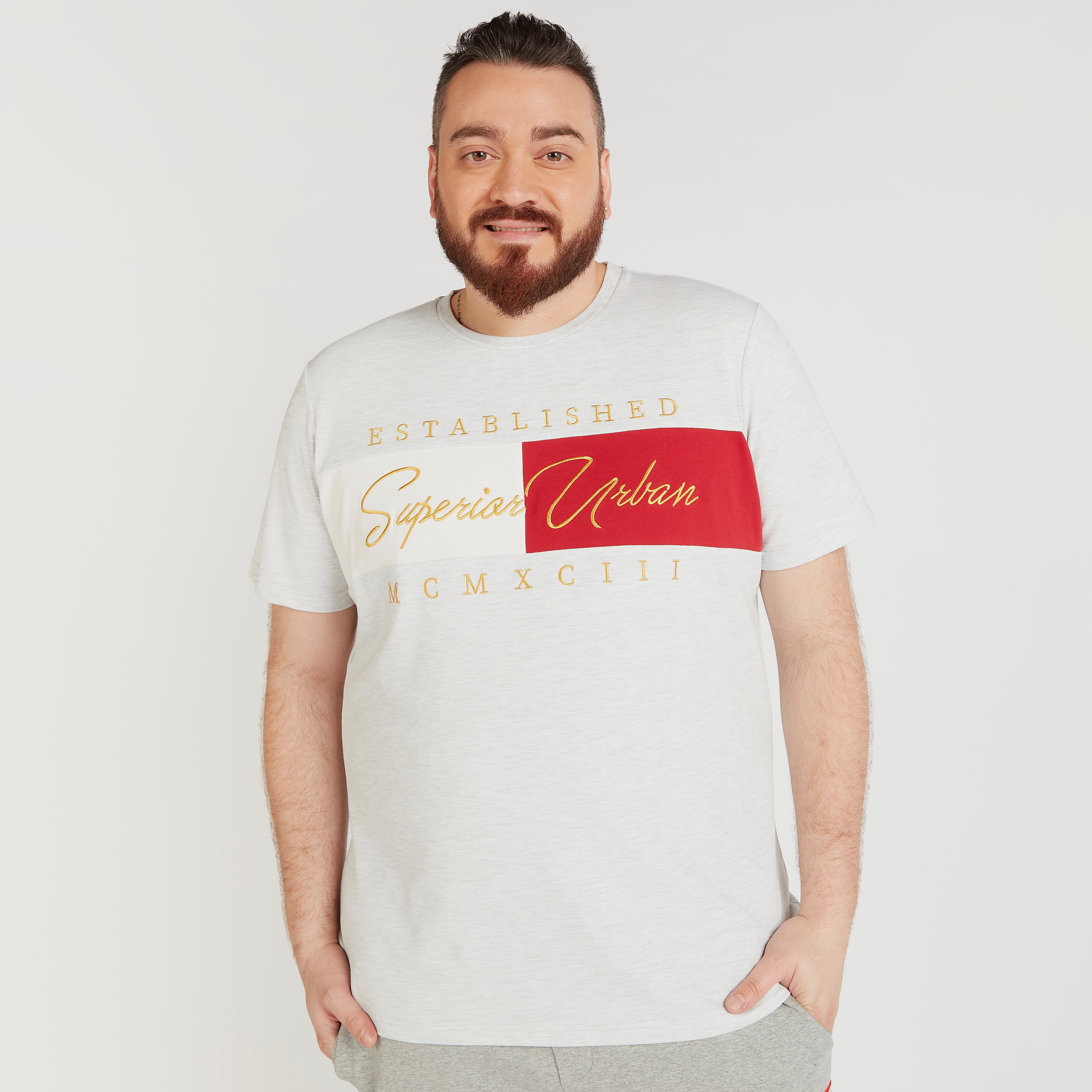 تيشيرت مطرّز بياقة ضيّقة وأكمام قصيرة-men-clothing-tshirtsandpolos-tshirts-image-1