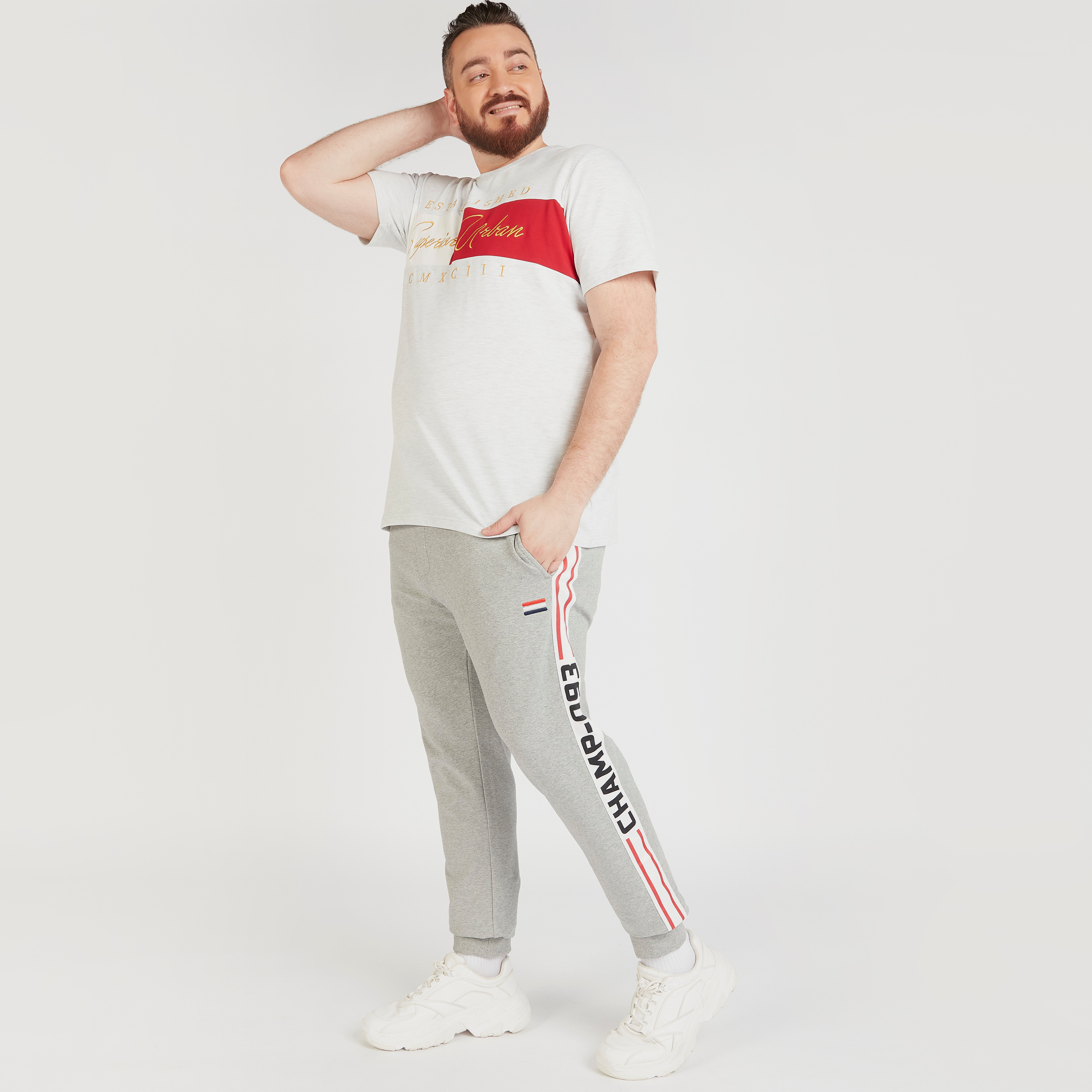 تيشيرت مطرّز بياقة ضيّقة وأكمام قصيرة-men-clothing-tshirtsandpolos-tshirts-image-2
