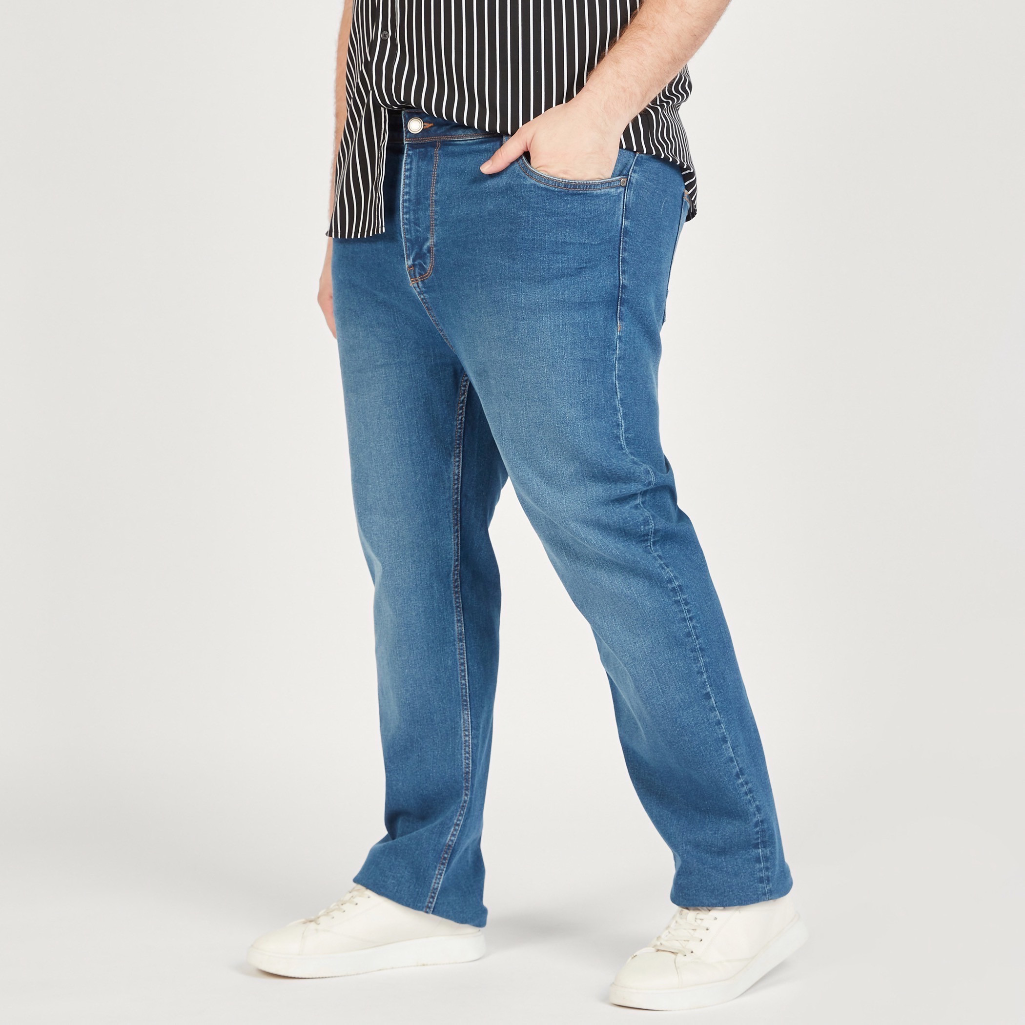 بنطلون جينز دنيم سادة بزر إغلاق وجيوب وخصر متوسط الارتفاع-men-clothing-bottoms-jeans-image-9