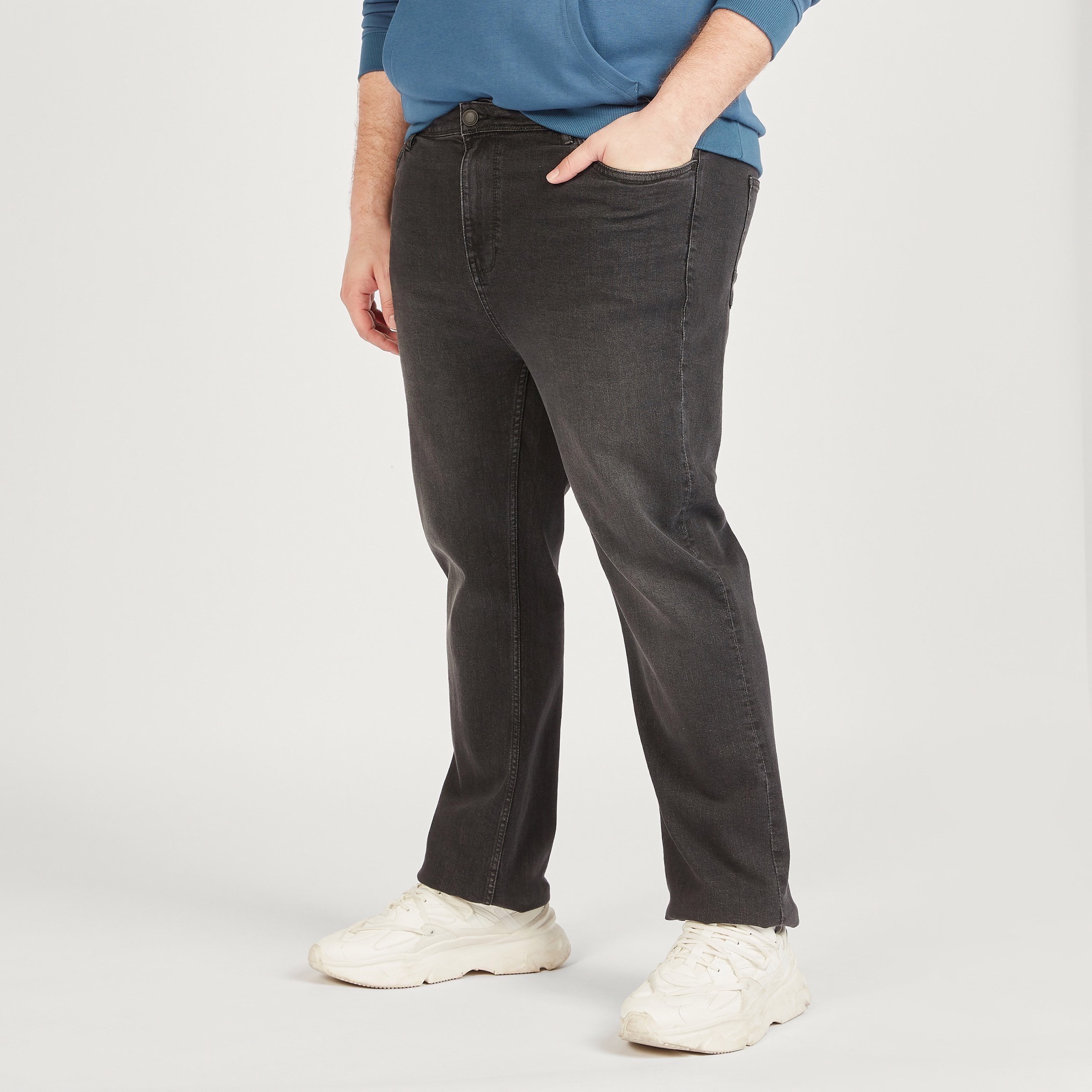 بنطلون جينز دنيم سادة بزر إغلاق وجيوب وخصر متوسط الارتفاع-men-clothing-bottoms-jeans-image-1