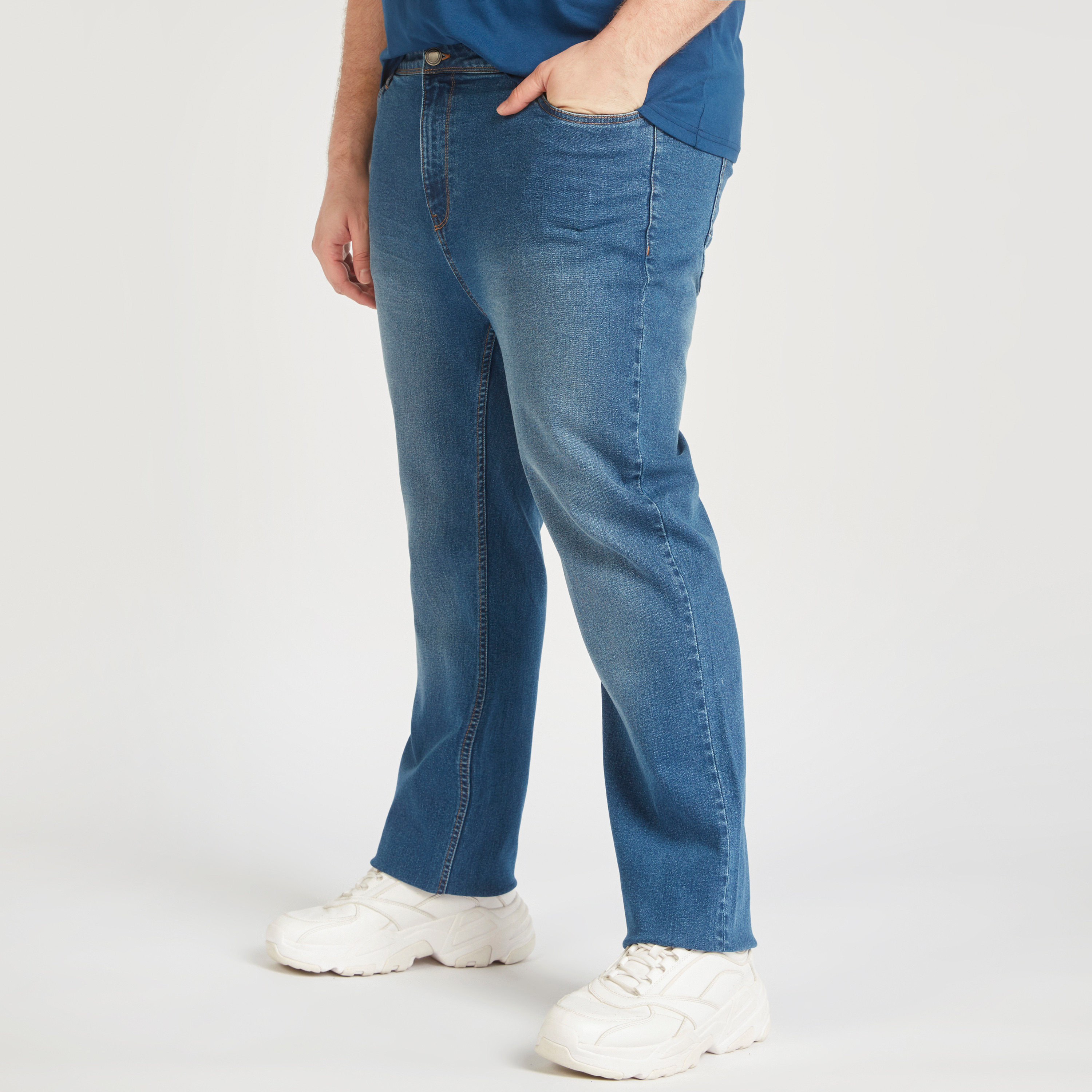 بنطلون جينز سادة بخصر متوسط الارتفاع وزر إغلاق-men-clothing-jeans-image-5