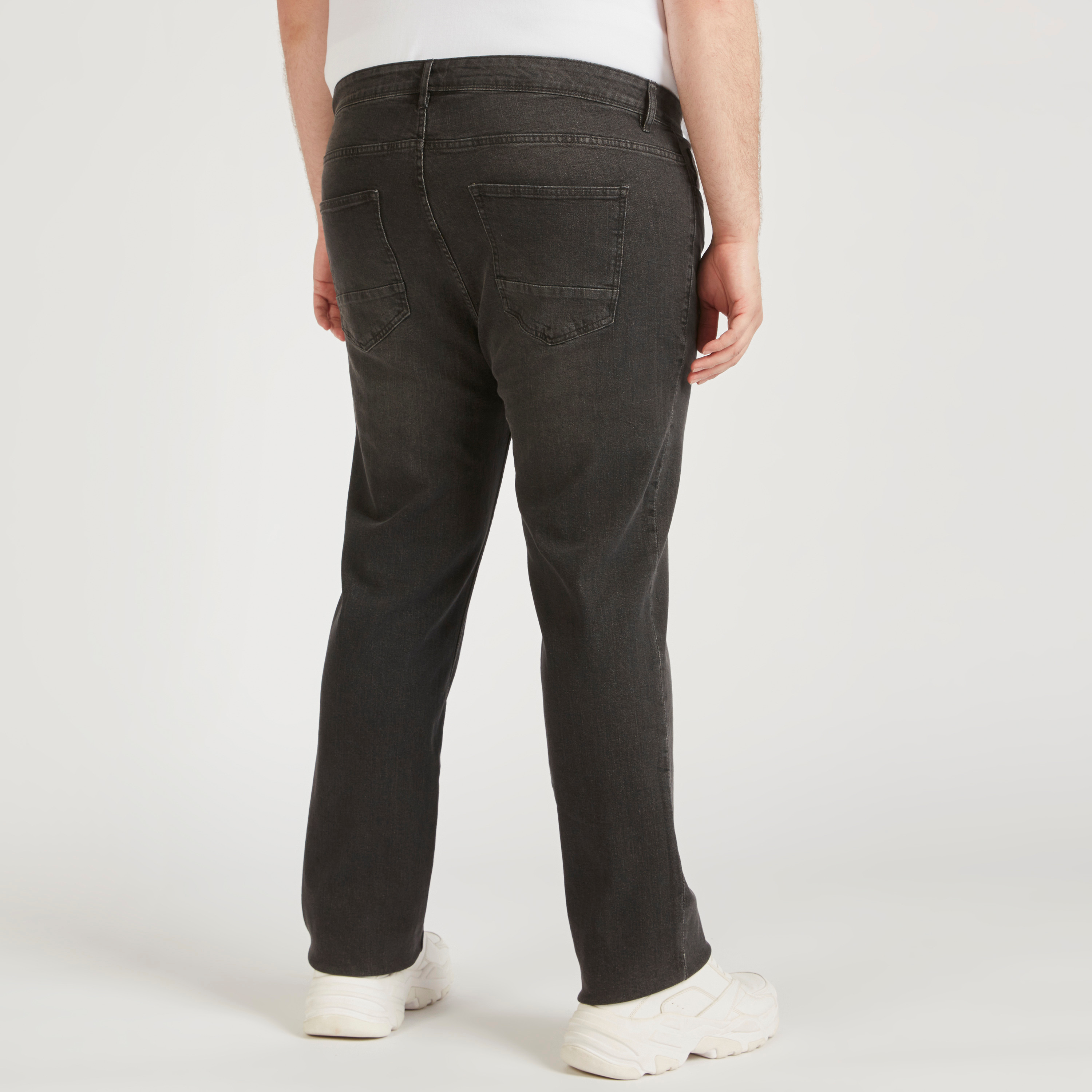 بنطلون جينز سادة بخصر متوسط الارتفاع وزر إغلاق-men-clothing-jeans-image-12
