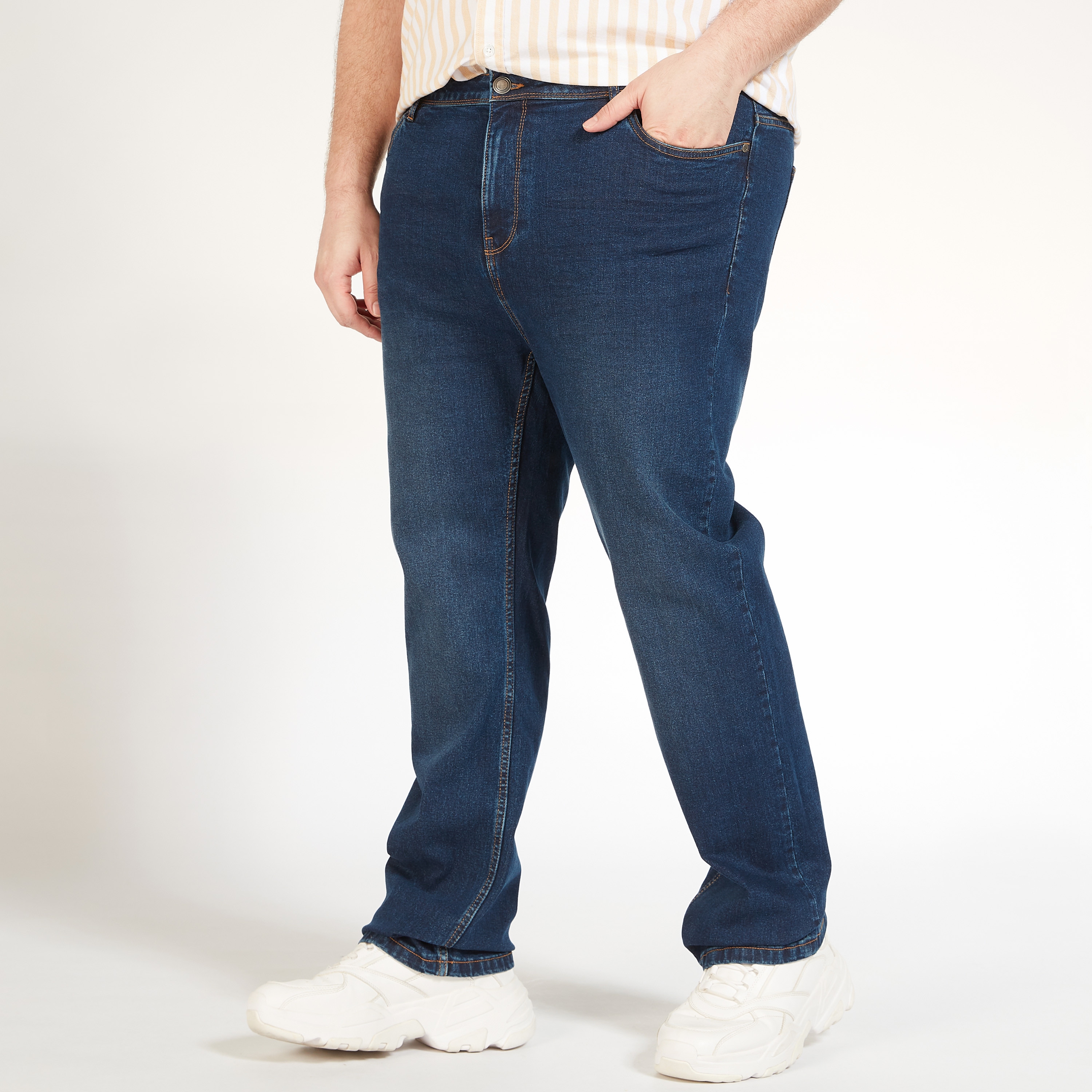 بنطلون جينز سادة بخصر متوسط الارتفاع وزر إغلاق-men-clothing-jeans-image-1