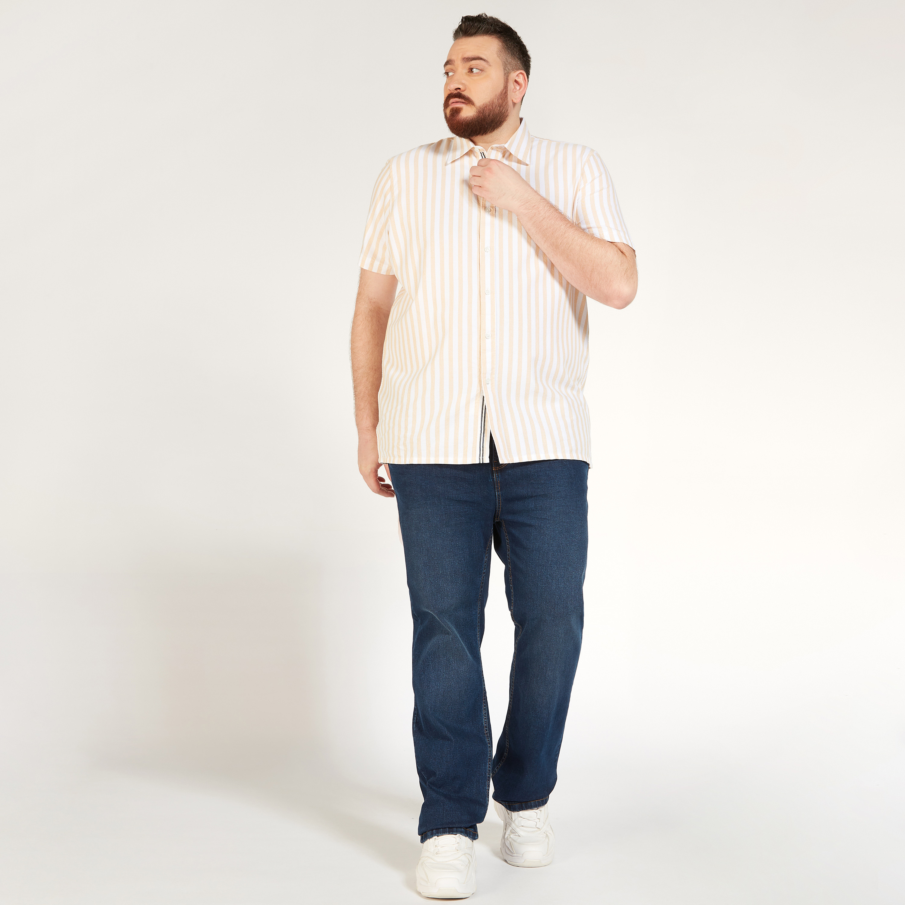 بنطلون جينز سادة بخصر متوسط الارتفاع وزر إغلاق-men-clothing-jeans-image-2