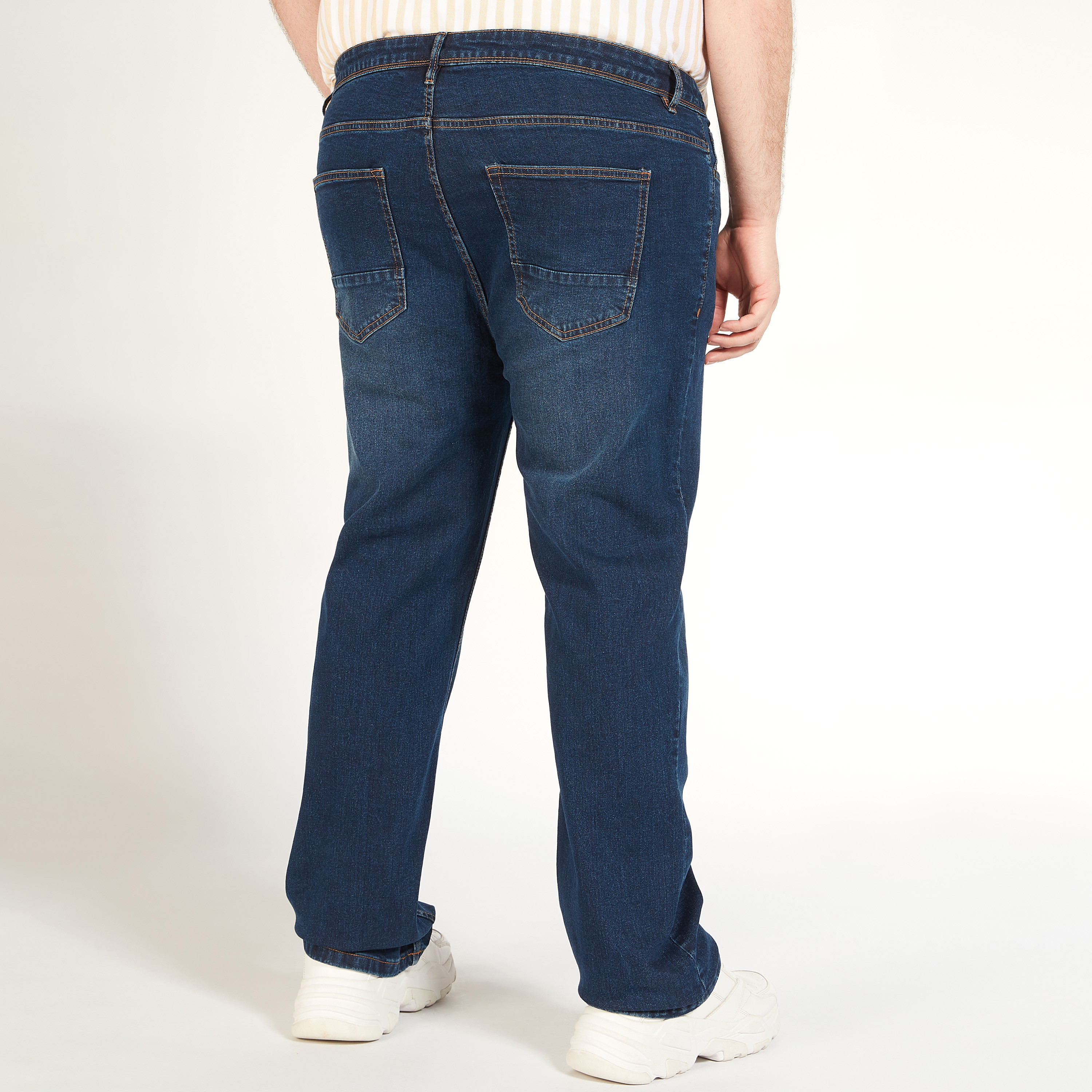 بنطلون جينز سادة بخصر متوسط الارتفاع وزر إغلاق-men-clothing-jeans-image-4