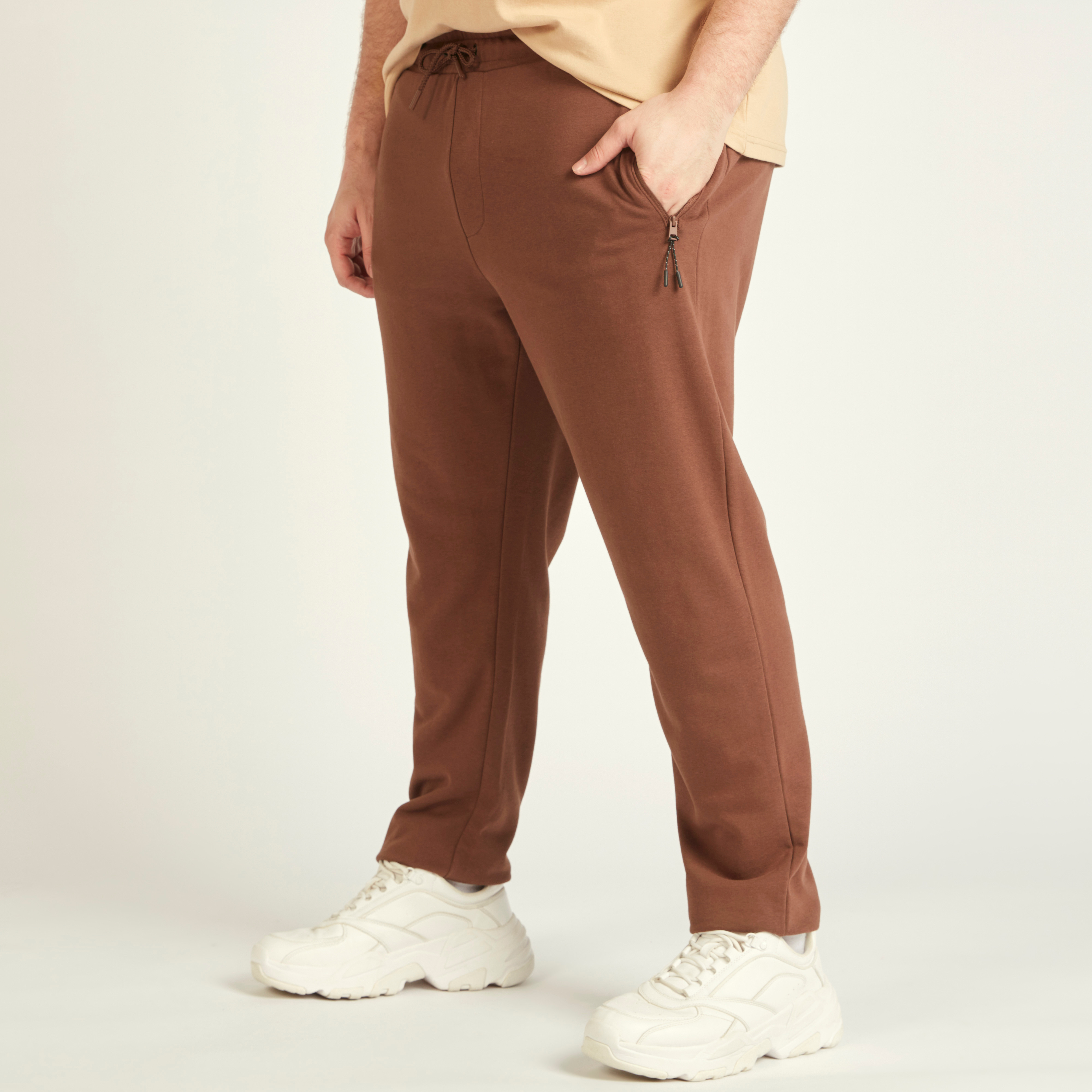 بنطلون رياضي سادة بخصر متوسط الارتفاع وجيوب ورباط إغلاق-men-clothing-bottoms-joggers-image-1