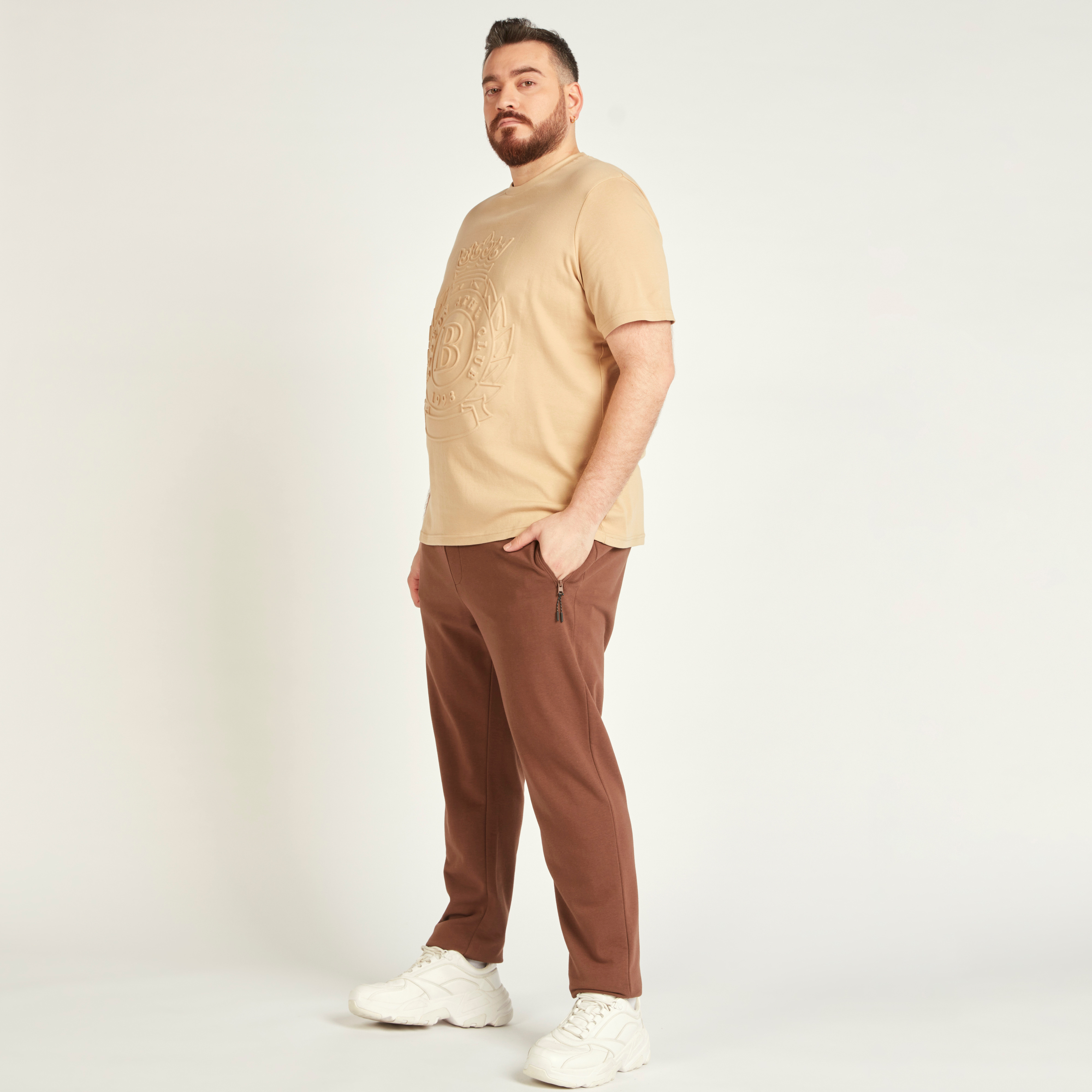 بنطلون رياضي سادة بخصر متوسط الارتفاع وجيوب ورباط إغلاق-men-clothing-bottoms-joggers-image-2