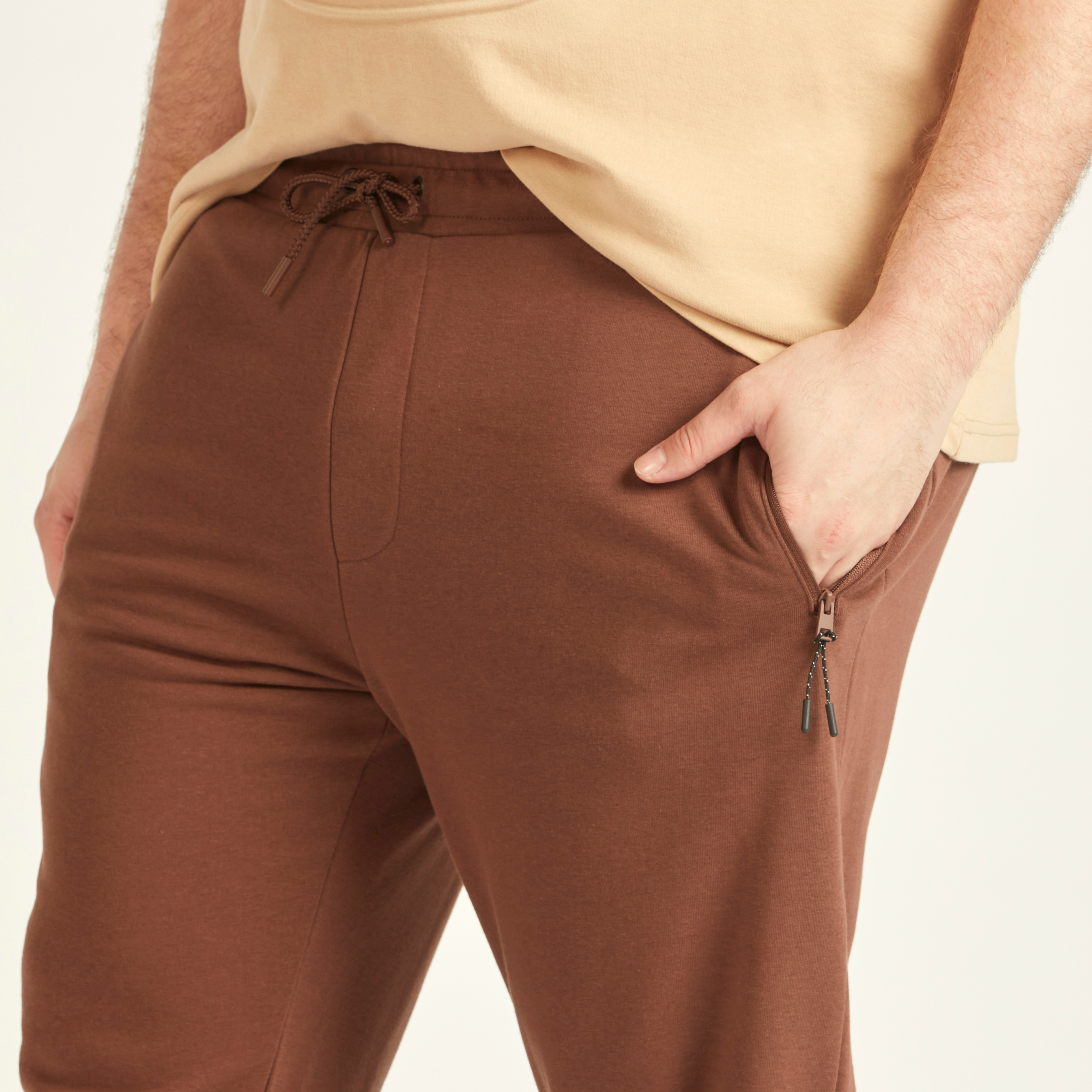 بنطلون رياضي سادة بخصر متوسط الارتفاع وجيوب ورباط إغلاق-men-clothing-bottoms-joggers-image-3