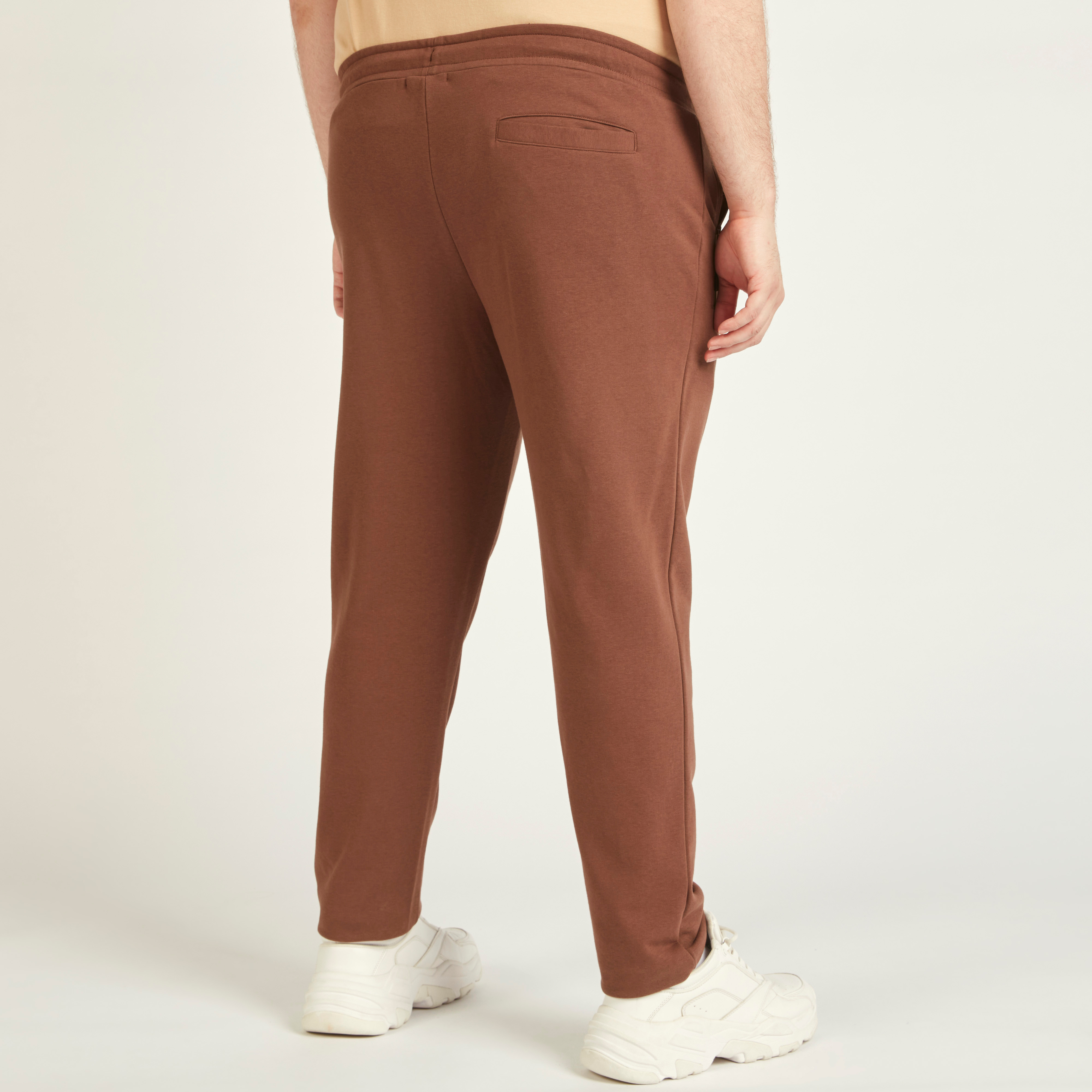 بنطلون رياضي سادة بخصر متوسط الارتفاع وجيوب ورباط إغلاق-men-clothing-bottoms-joggers-image-4