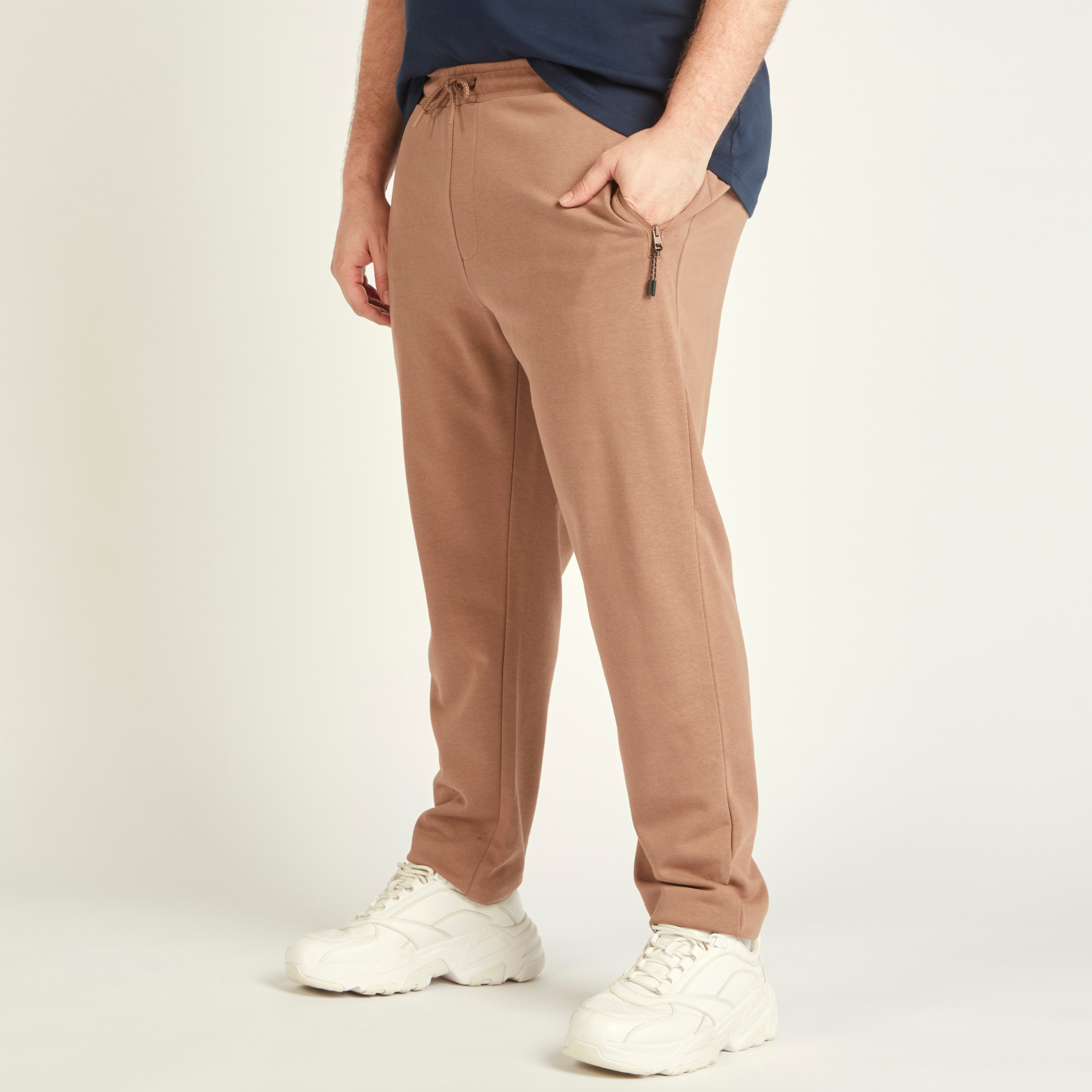 بنطلون رياضي سادة بخصر متوسط الارتفاع وجيوب ورباط إغلاق-men-clothing-bottoms-joggers-image-9