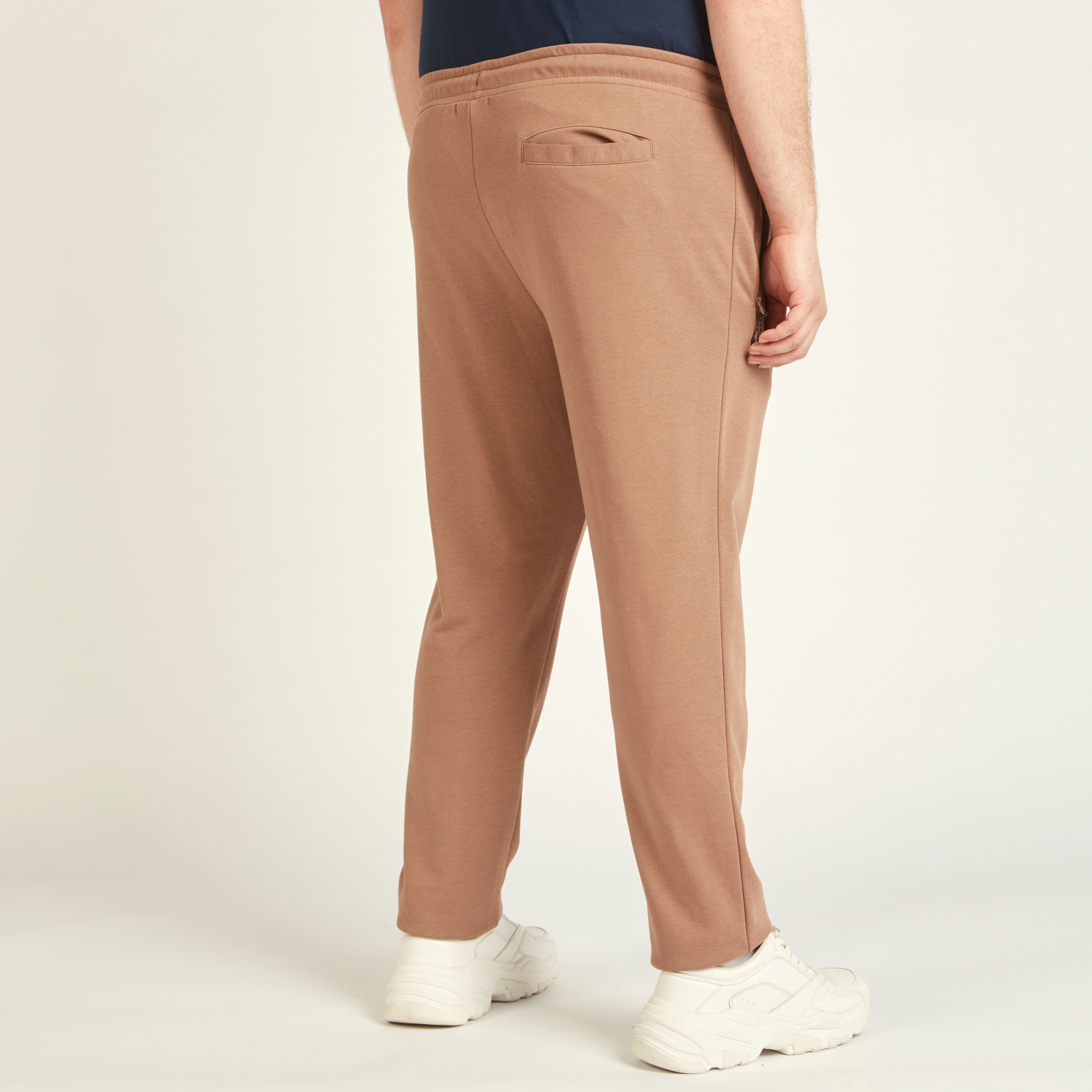 بنطلون رياضي سادة بخصر متوسط الارتفاع وجيوب ورباط إغلاق-men-clothing-bottoms-joggers-image-12