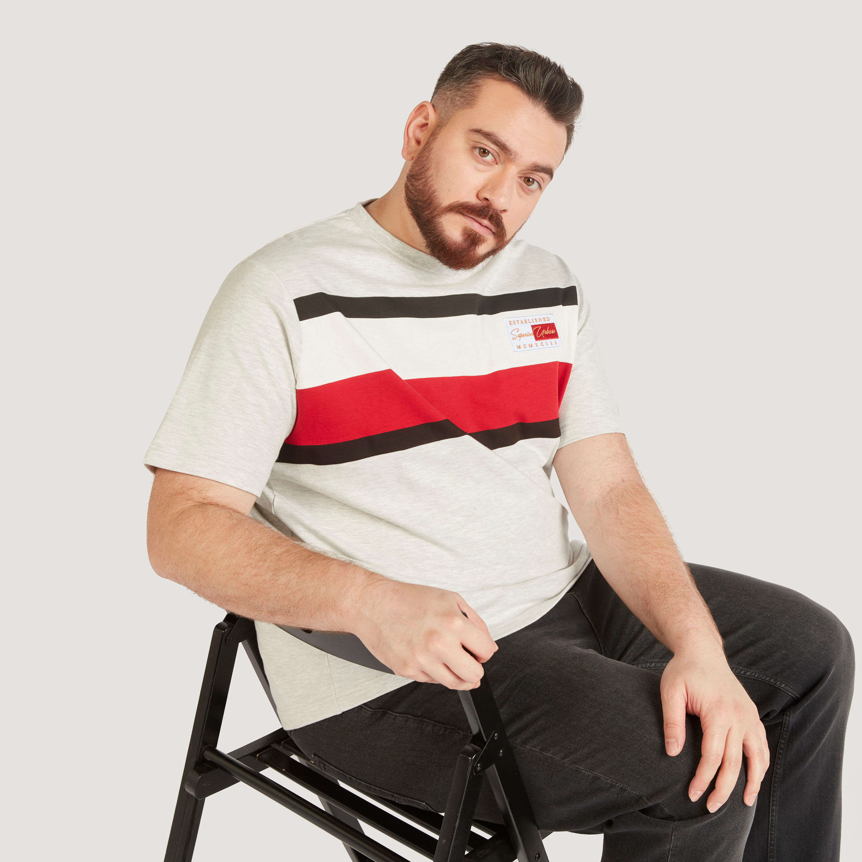تيشيرت بياقة ضيّقة وأكمام قصيرة وطبعات-men-clothing-tshirtsandpolos-tshirts-image-1