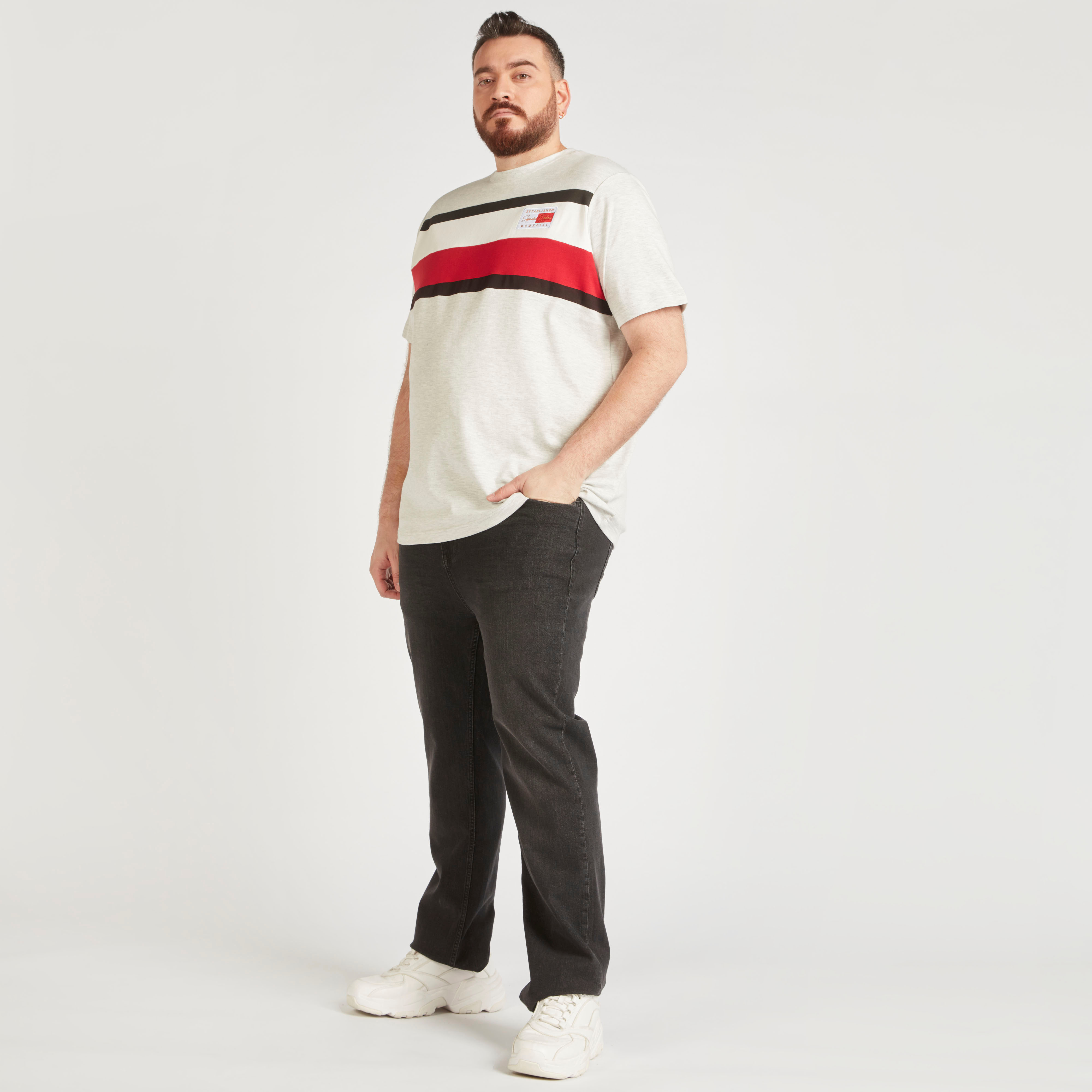 تيشيرت بياقة ضيّقة وأكمام قصيرة وطبعات-men-clothing-tshirtsandpolos-tshirts-image-2