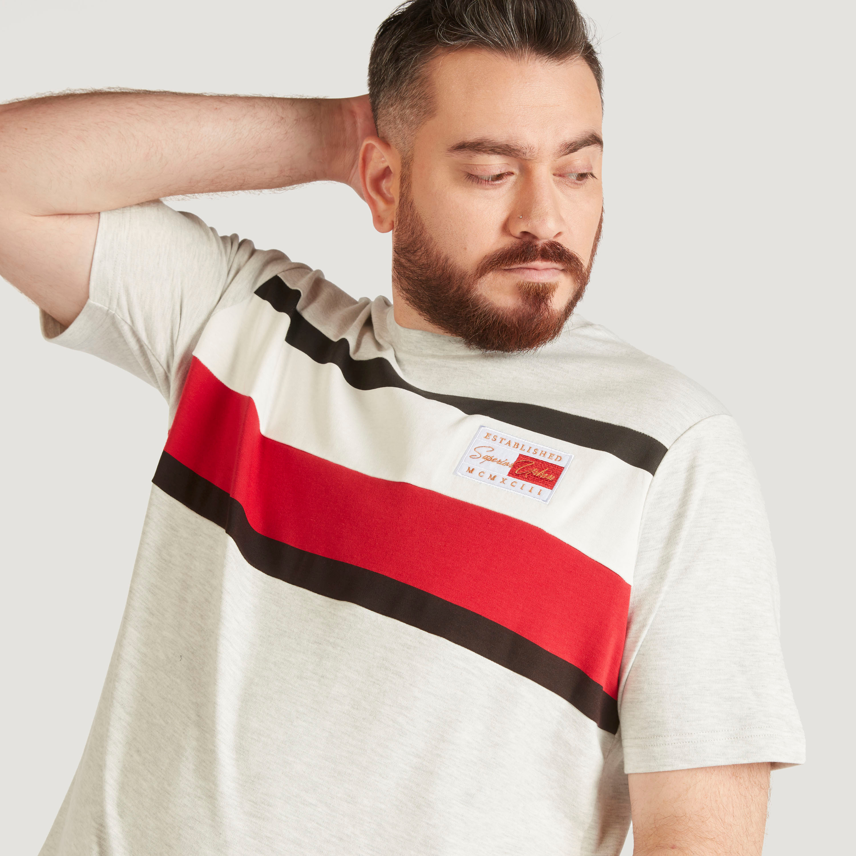 تيشيرت بياقة ضيّقة وأكمام قصيرة وطبعات-men-clothing-tshirtsandpolos-tshirts-image-3