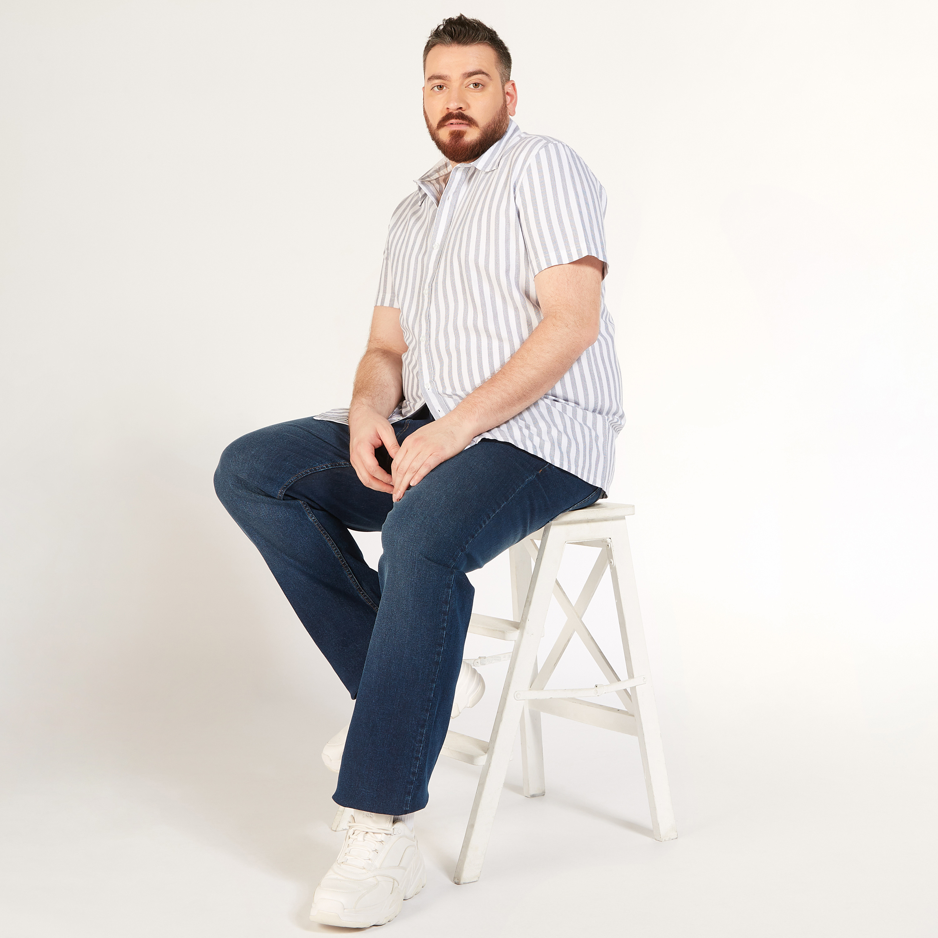 قميص مقلّم بأكمام قصيرة وزر إغلاق-men-clothing-shirts-image-1