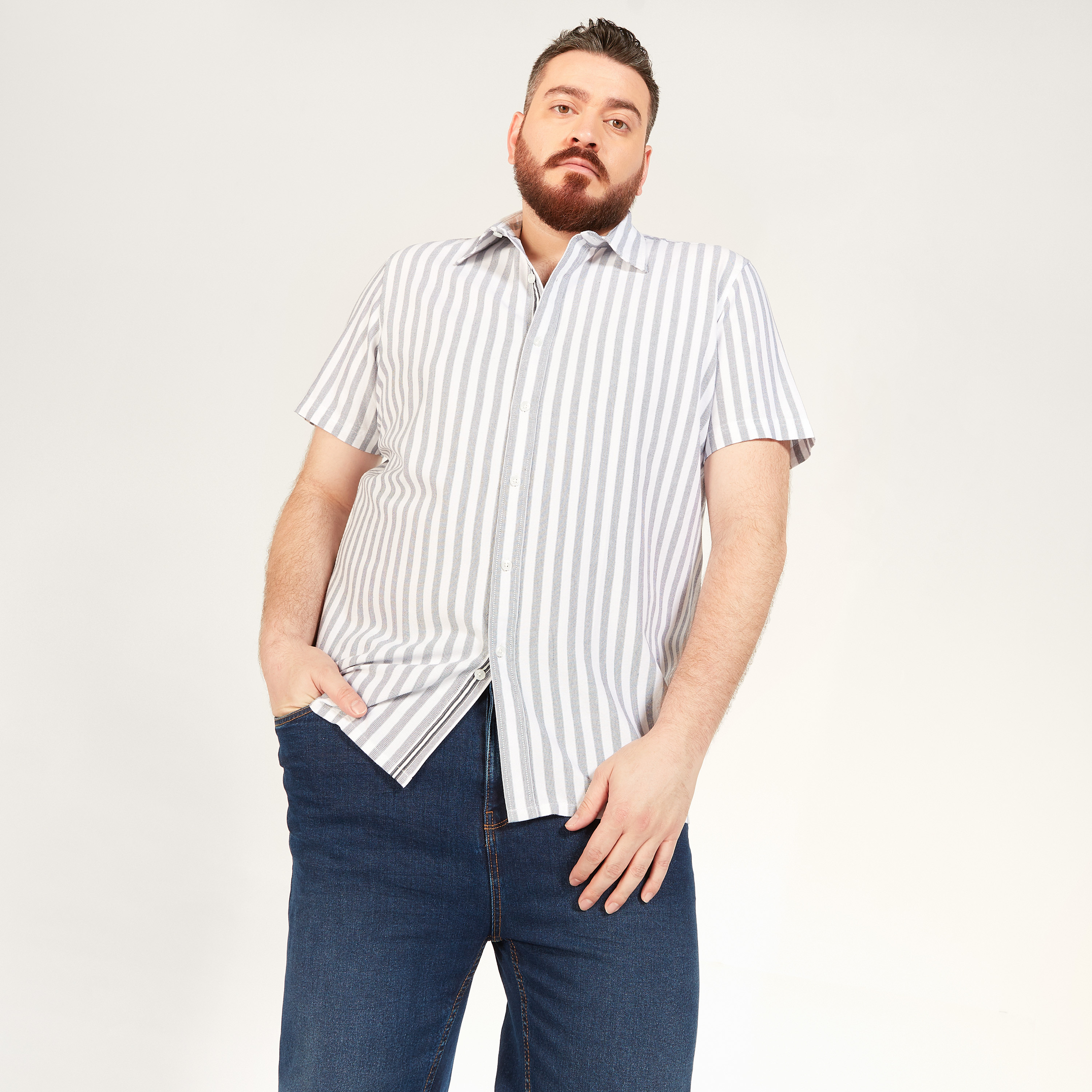 قميص مقلّم بأكمام قصيرة وزر إغلاق-men-clothing-shirts-image-2