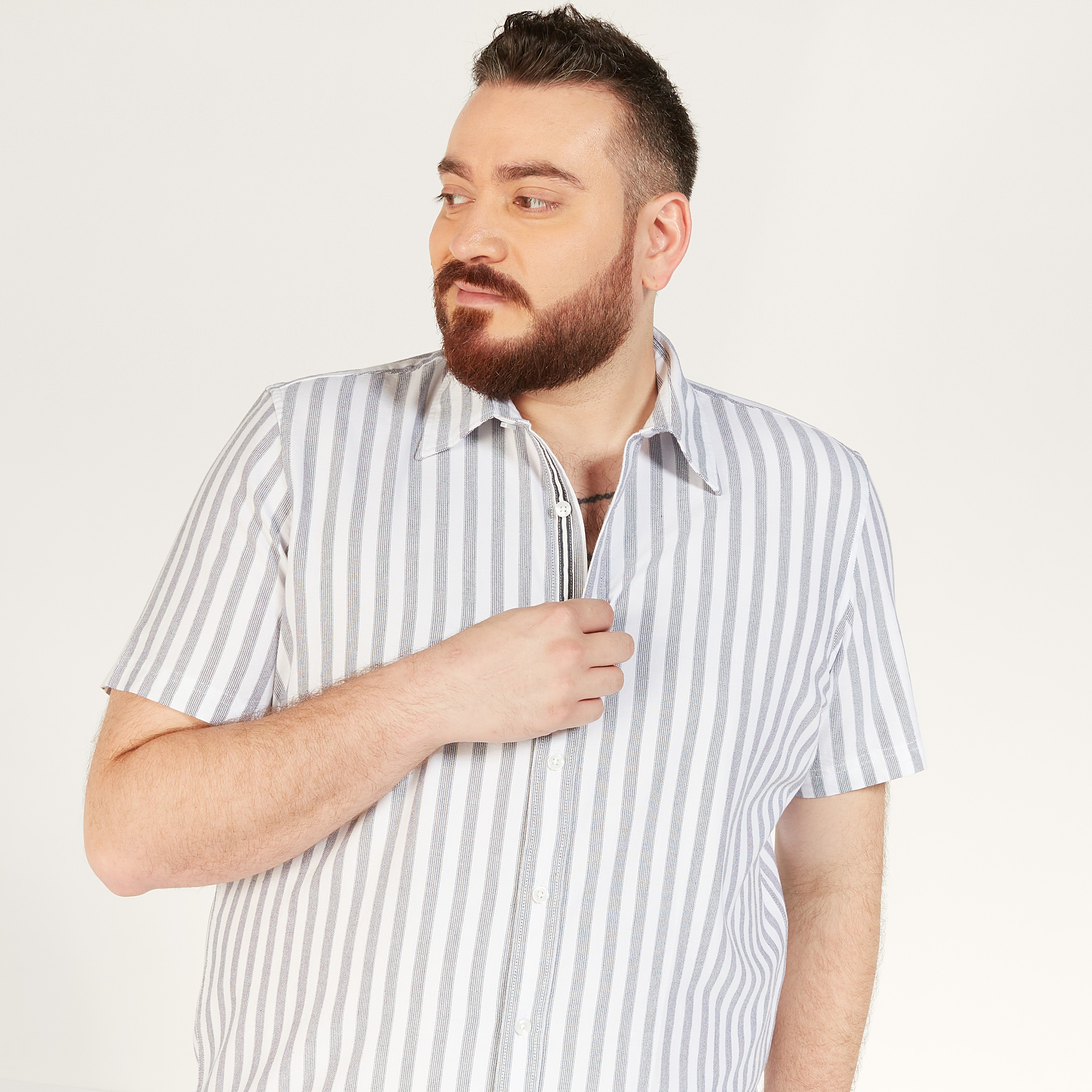 قميص مقلّم بأكمام قصيرة وزر إغلاق-men-clothing-shirts-image-3
