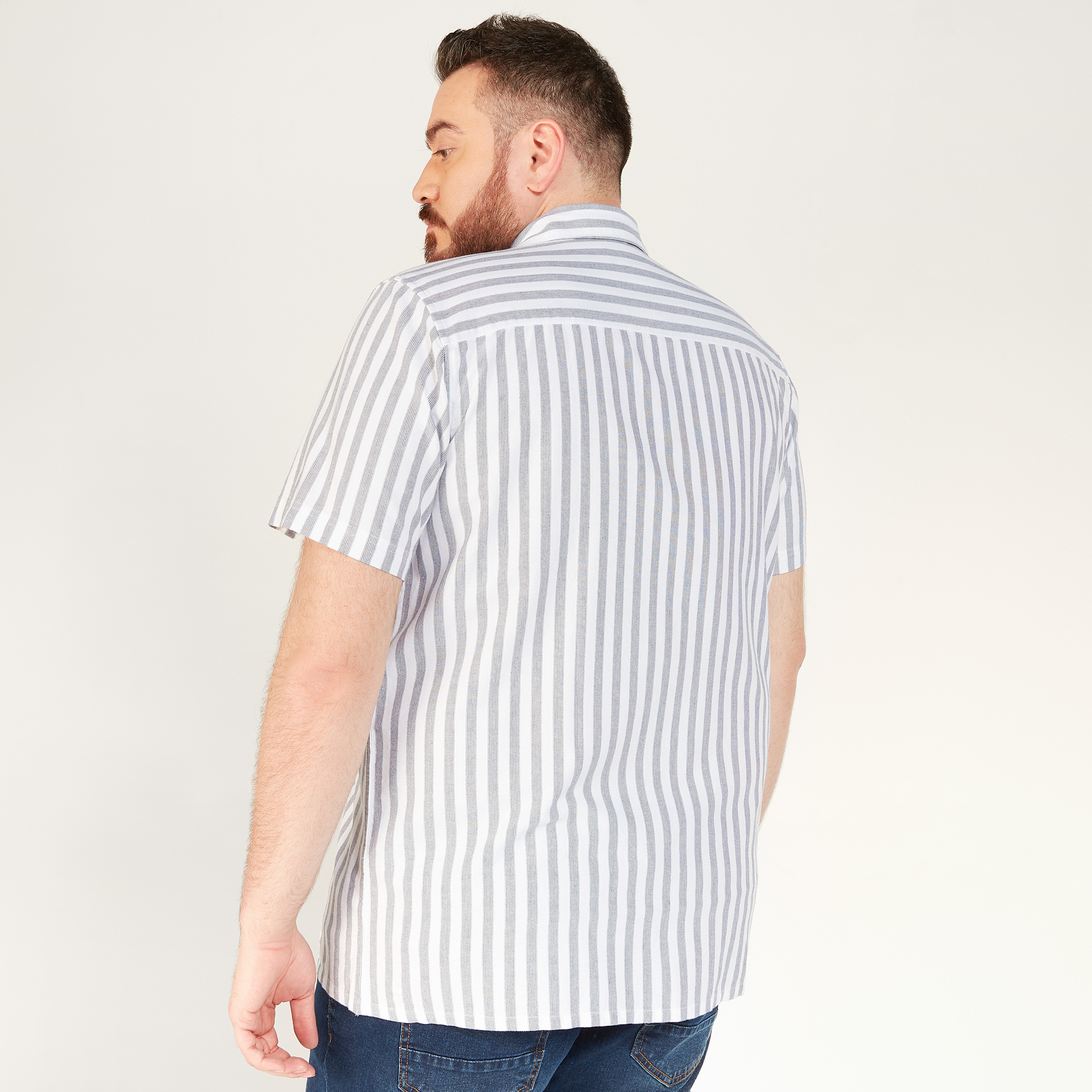 قميص مقلّم بأكمام قصيرة وزر إغلاق-men-clothing-shirts-image-4