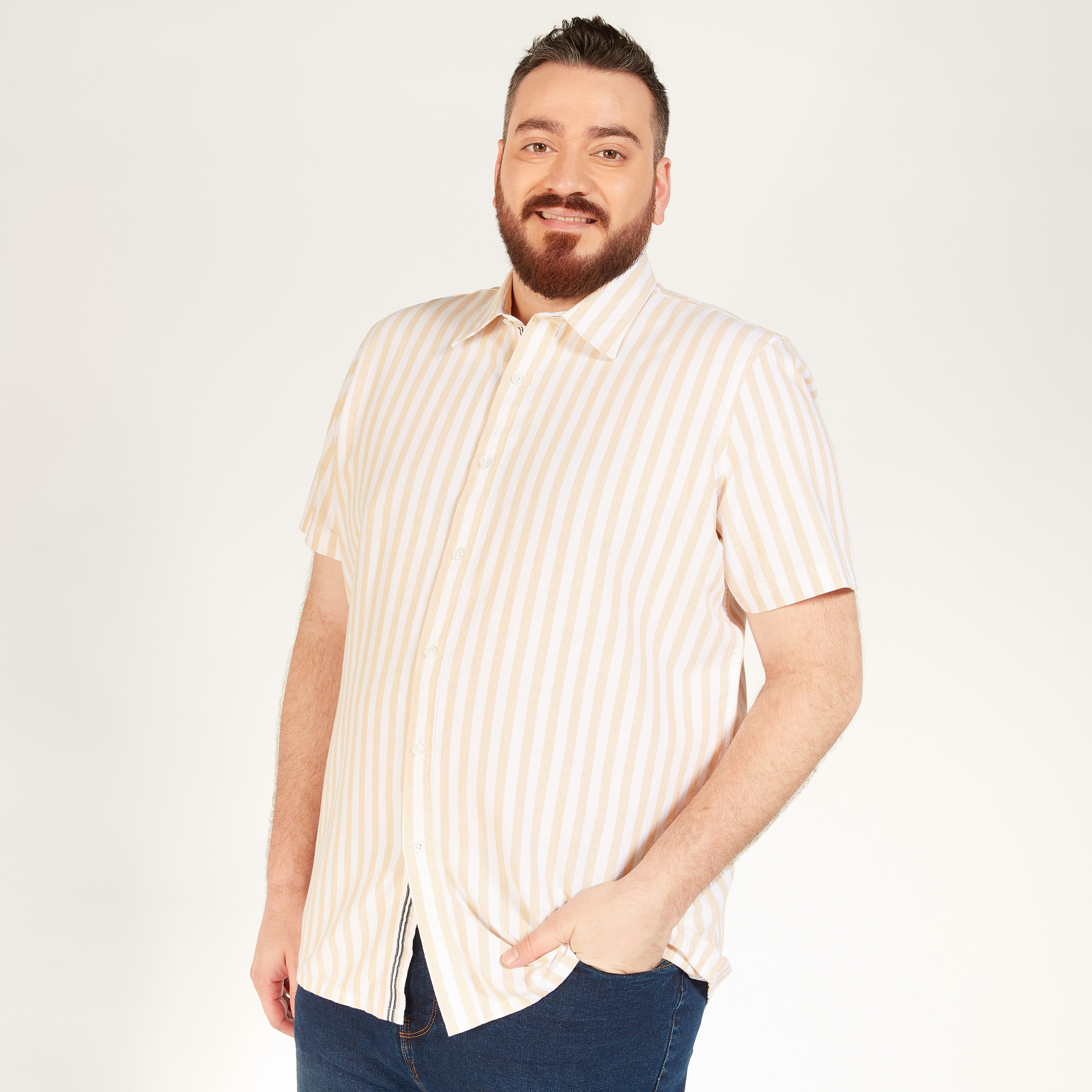قميص مقلّم بأكمام قصيرة وزر إغلاق-men-clothing-shirts-image-5