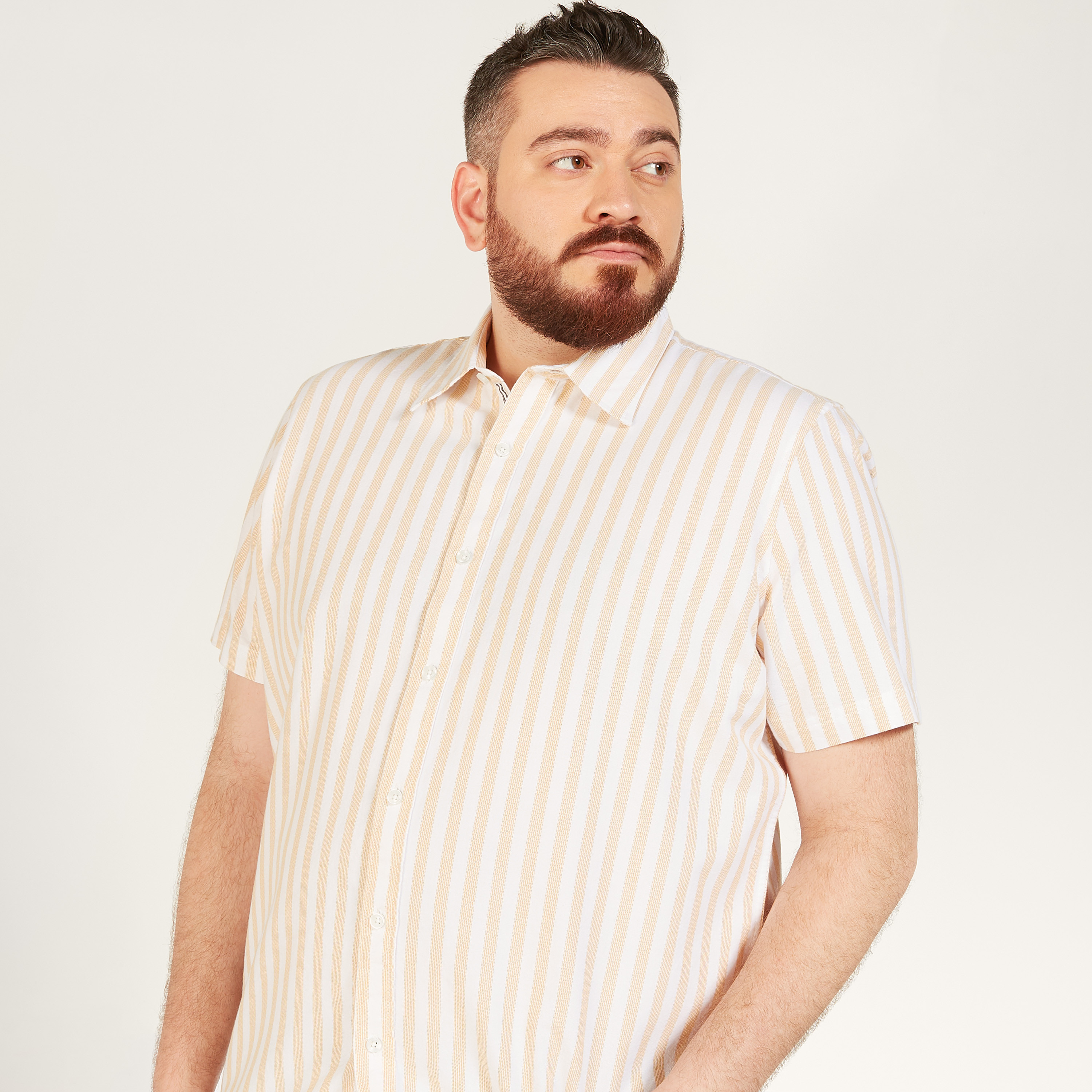 قميص مقلّم بأكمام قصيرة وزر إغلاق-men-clothing-shirts-image-7