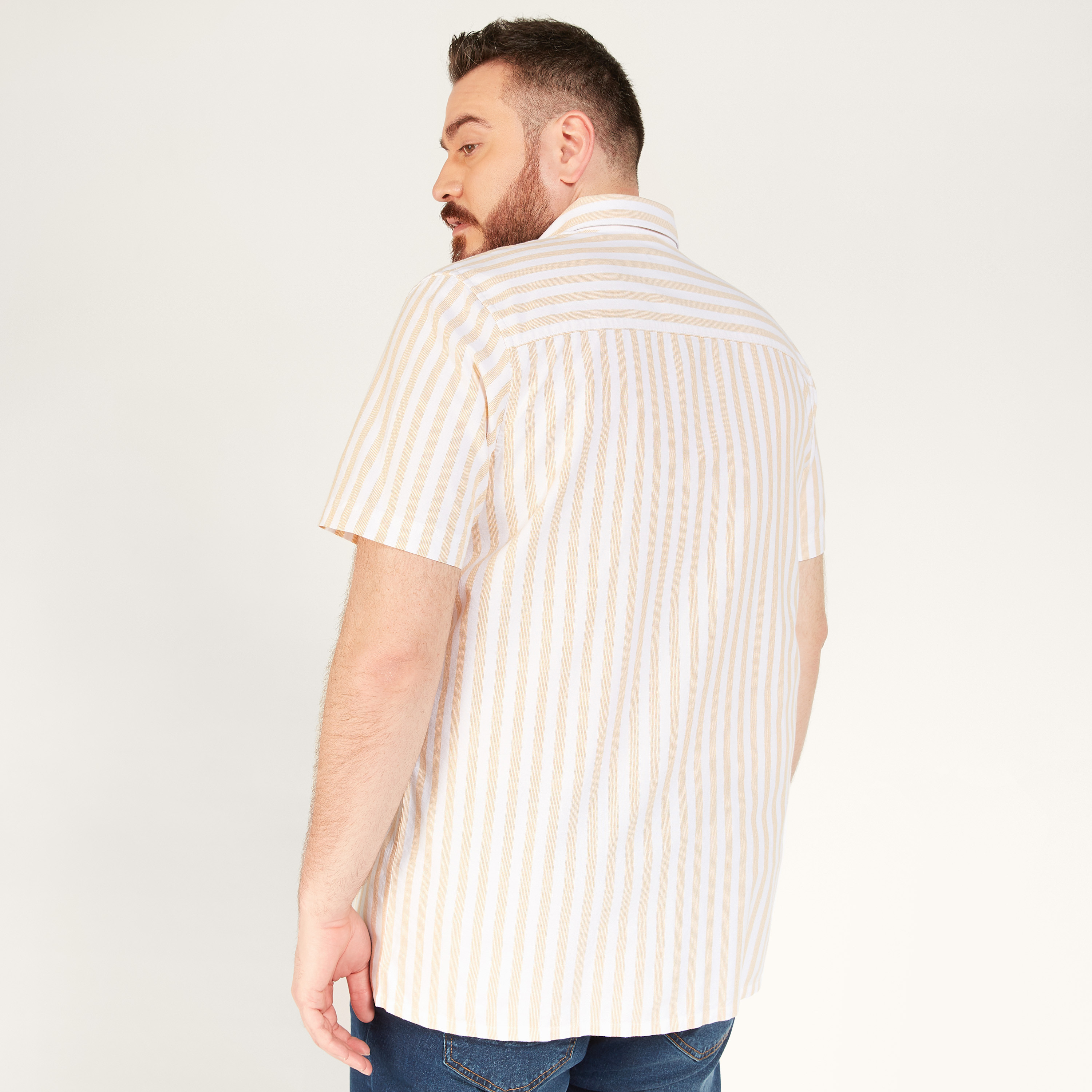 قميص مقلّم بأكمام قصيرة وزر إغلاق-men-clothing-shirts-image-8