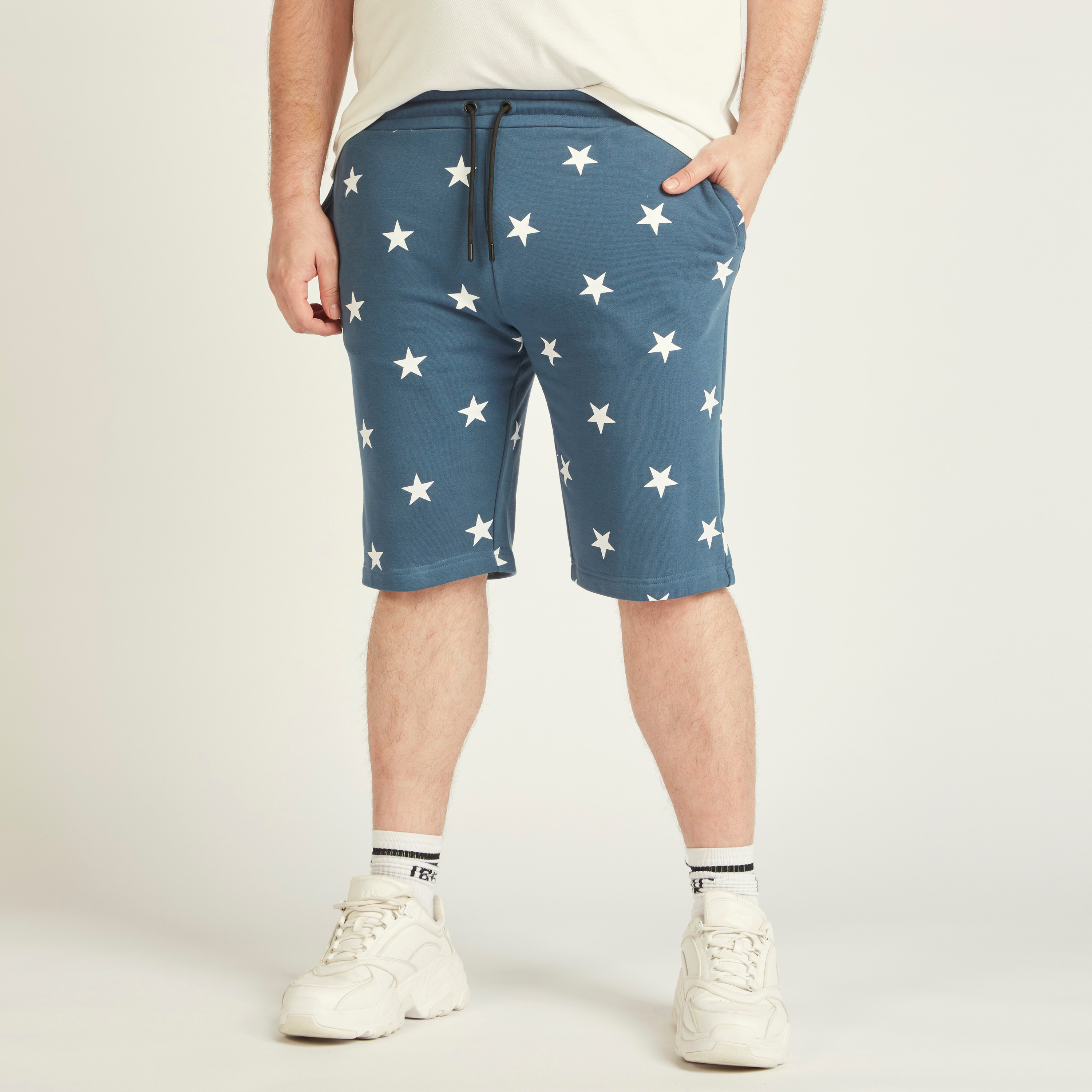 شورت برباط إغلاق وجيوب وطبعات نجوم-men-clothing-bottoms-shorts-image-7
